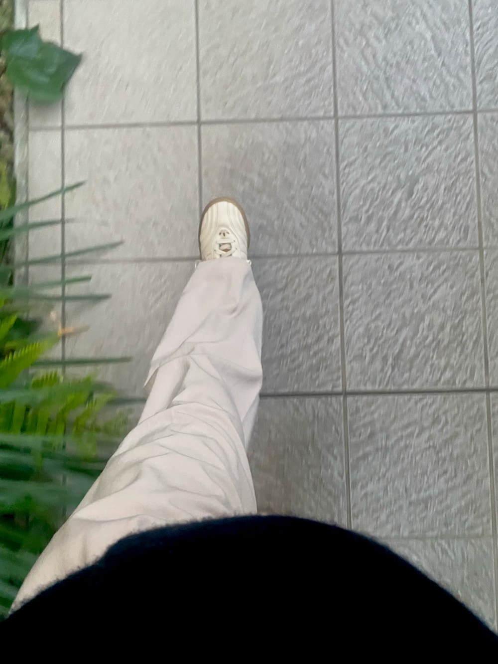 ベージュ系のスラックス、ベージュ系のスニーカーを着用したメンズの冬コーディネートの3枚目の写真