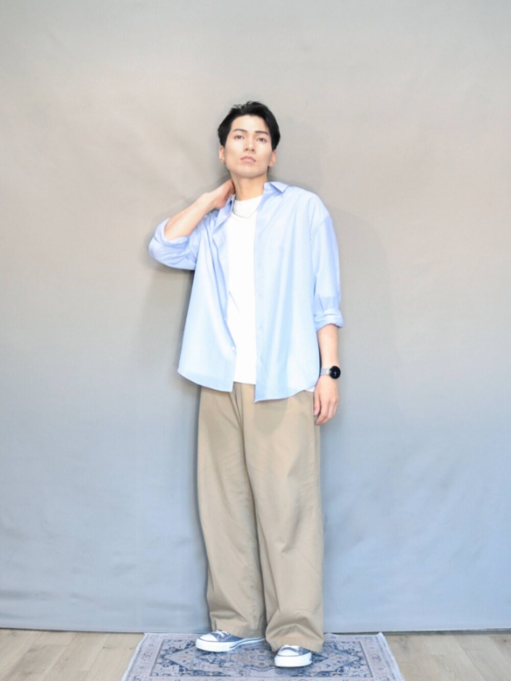 ブルー系のシャツ/ブラウス、ベージュ系のチノパンツ、ブルー系のスニーカーを着用したメンズの夏コーディネートの2枚目の写真