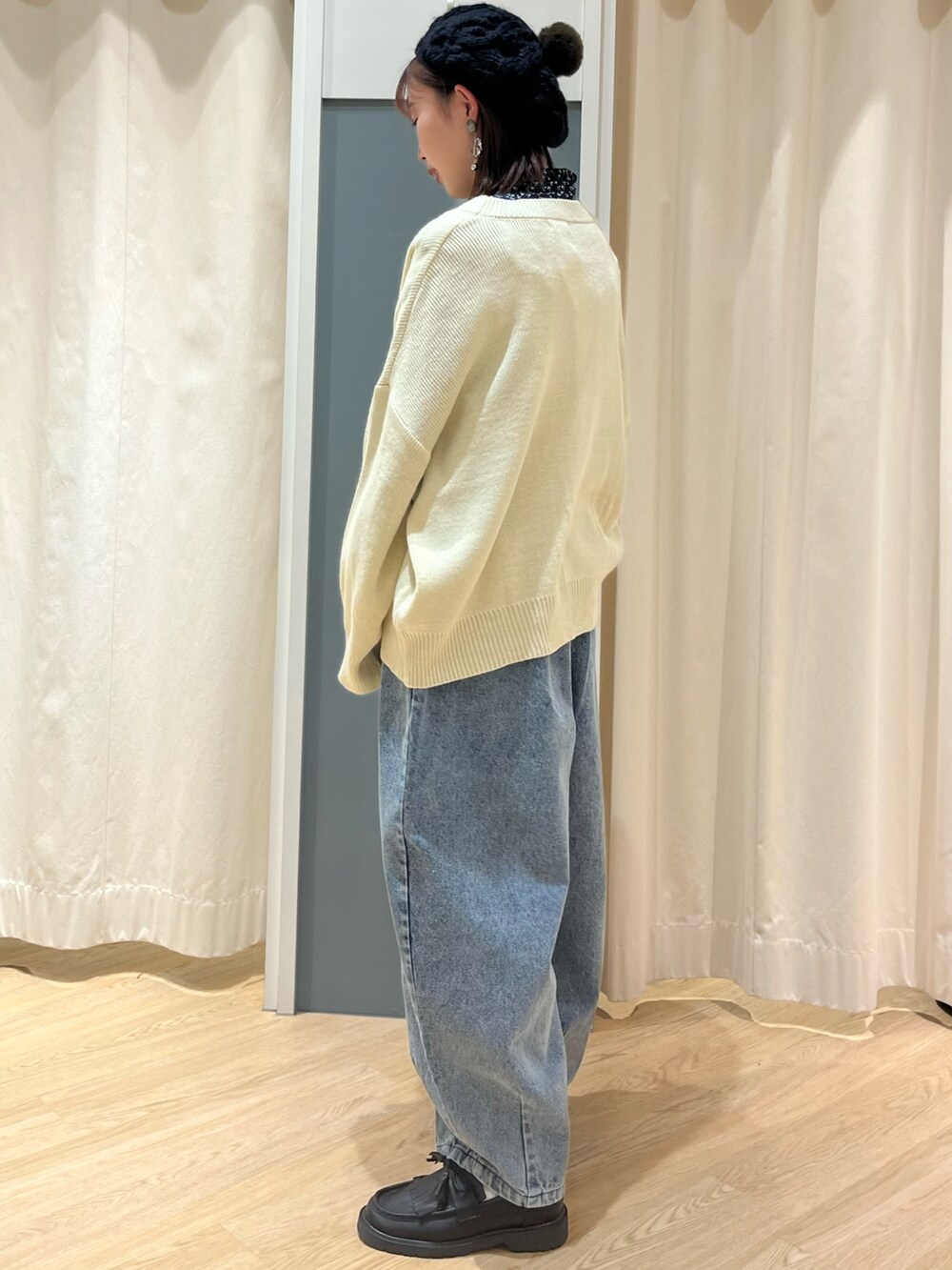 「秋冬コーデ、休日コーデ、パンツコーデ、ショルダーバッグ、#Samansa Mos2」|「Samansa Mos2のウォレットショルダーバッグ(ショルダーバッグ、ブラック系)」を使った、さとうさん(レディース・159cm)の秋コーディネートの3枚目の写真
