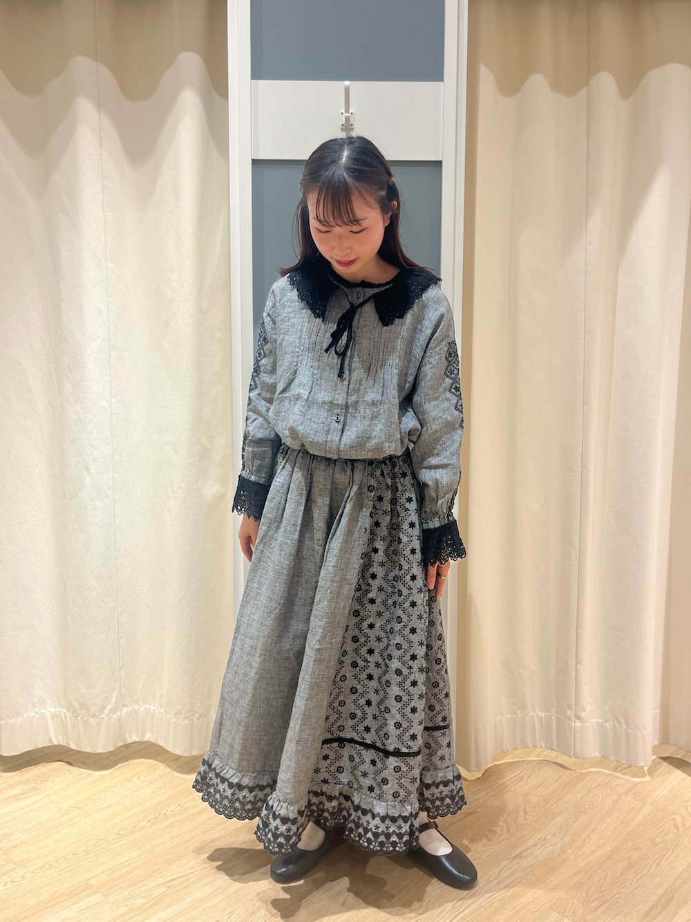 「Samansa Mos2、サマンサ モスモス(Samansa Mos2)、大人かわいい、大人ガーリー、kazumiコラボ、リネン、キルティング」｜「Samansa Mos2のワンストラップシューズ（ドレスシューズ、ブラック系）」を使った、さとうさん（レディース・159cm）の夏コーディネートの2枚目の写真