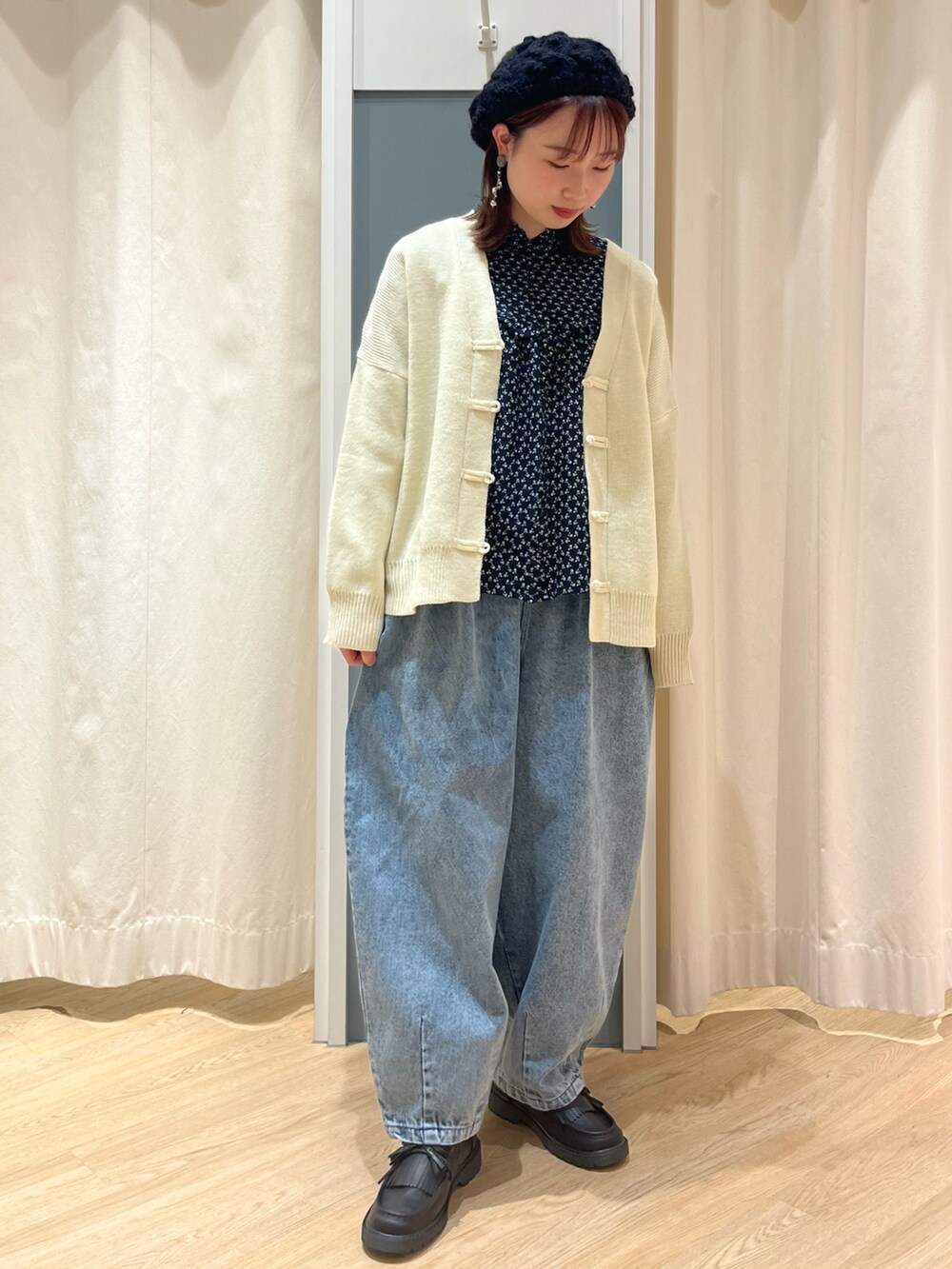 「秋冬コーデ、休日コーデ、パンツコーデ、ショルダーバッグ、#Samansa Mos2」|「Samansa Mos2のウォレットショルダーバッグ(ショルダーバッグ、ブラック系)」を使った、さとうさん(レディース・159cm)の秋コーディネートの2枚目の写真