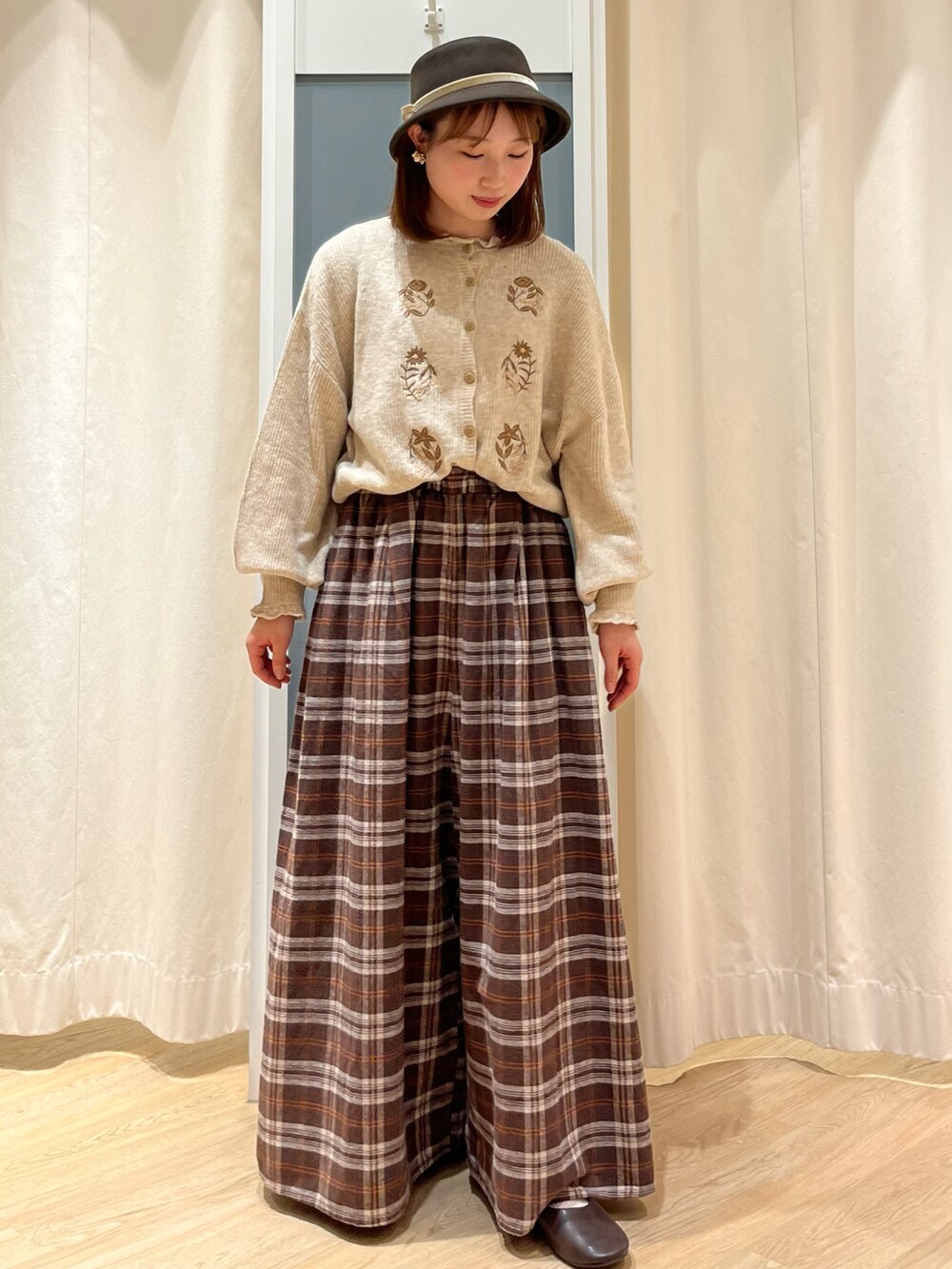 「今日のコーデ、秋先取りコーデ、休日コーデ、楽チンコーデ、秋冬コーデ、Samansa Mos2」|「Samansa Mos2の【ETHICAL CRAFTS】リサイクルリネン混ハカマパンツ(その他パンツ、ブラウン系)」を使った、さとうさん(レディース・159cm)の秋コーディネートの2枚目の写真