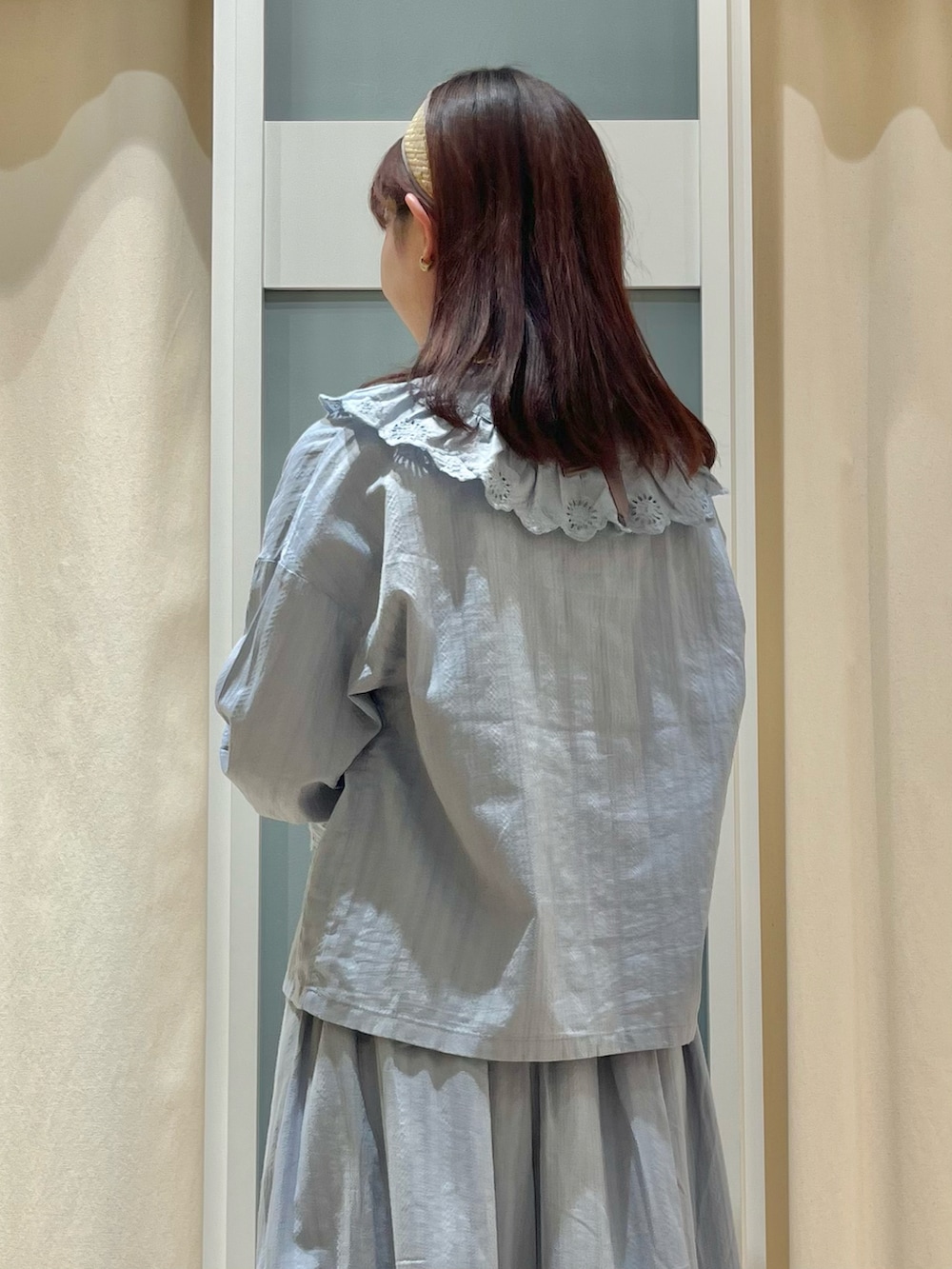 「SM2、サマンサ モスモス(Samansa Mos2)、Samansa Mos2、春カラー、#春コーデ、大人ガーリー、レース、ブラウス」｜「Samansa Mos2のラフィアリボンカチューシャ（ネックレス、ブラウン系）」を使った、さとうさん（レディース・159cm）の春コーディネートの3枚目の写真
