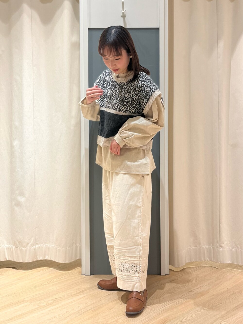 「私の推しブランド、パンツコーデ、オトナカワイイ、レイヤードスタイル、春、ベスト、Samansa Mos2、サマンサ モスモス(Samansa Mos2)」｜「Samansa Mos2のジャカード配色前後着ベスト（ベスト、グレー系）」を使った、さとうさん（レディース・159cm）の冬コーディネートの2枚目の写真