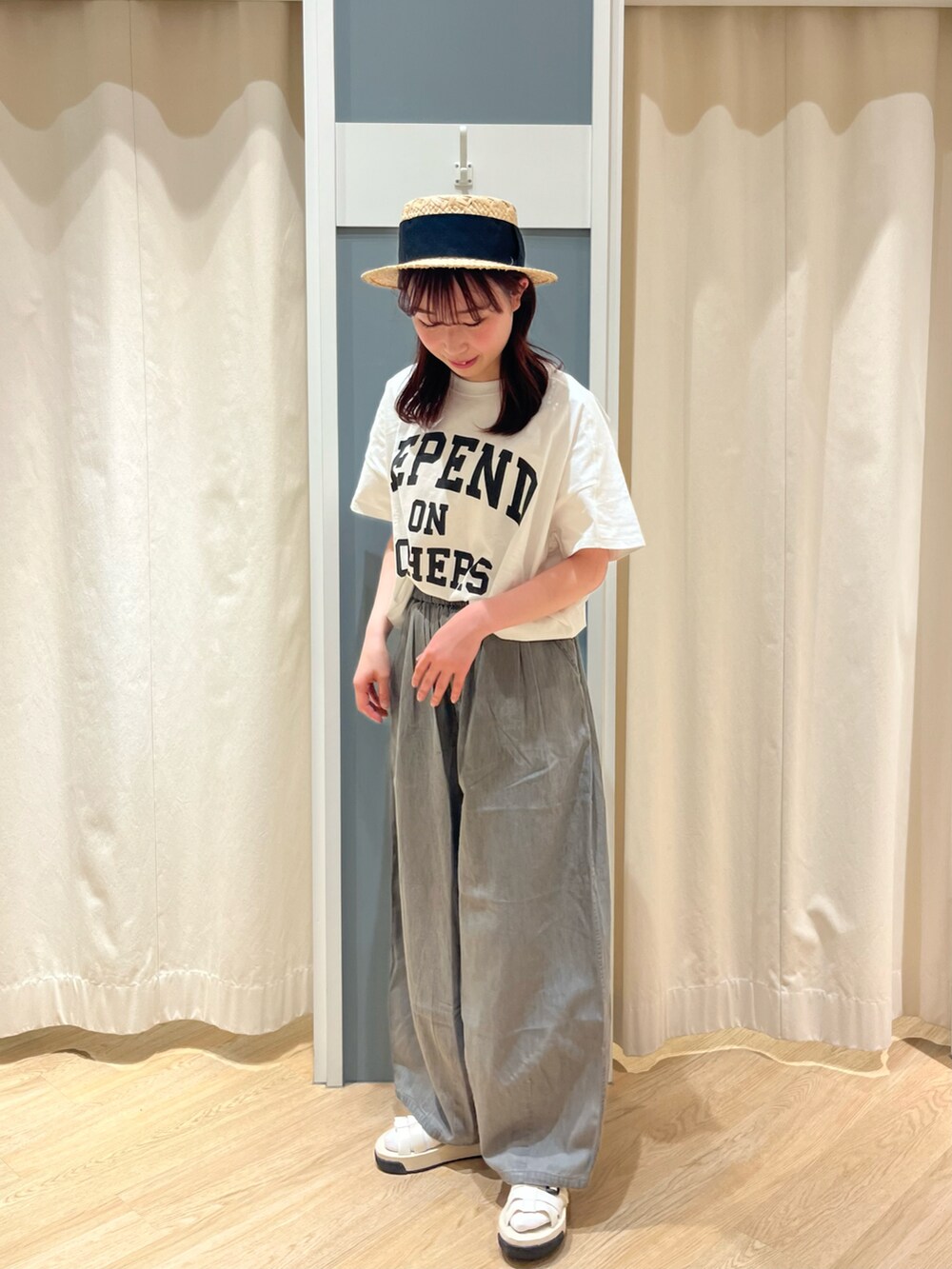 「サマンサ モスモス(Samansa Mos2)、Samansa Mos2、SM2、夏、Tシャツ、デニムパンツ、カジュアル、サンダル」｜「Samansa Mos2の太リボンカンカン帽（ハット、ブラック系）」を使った、さとうさん（レディース・159cm）の春コーディネートの2枚目の写真
