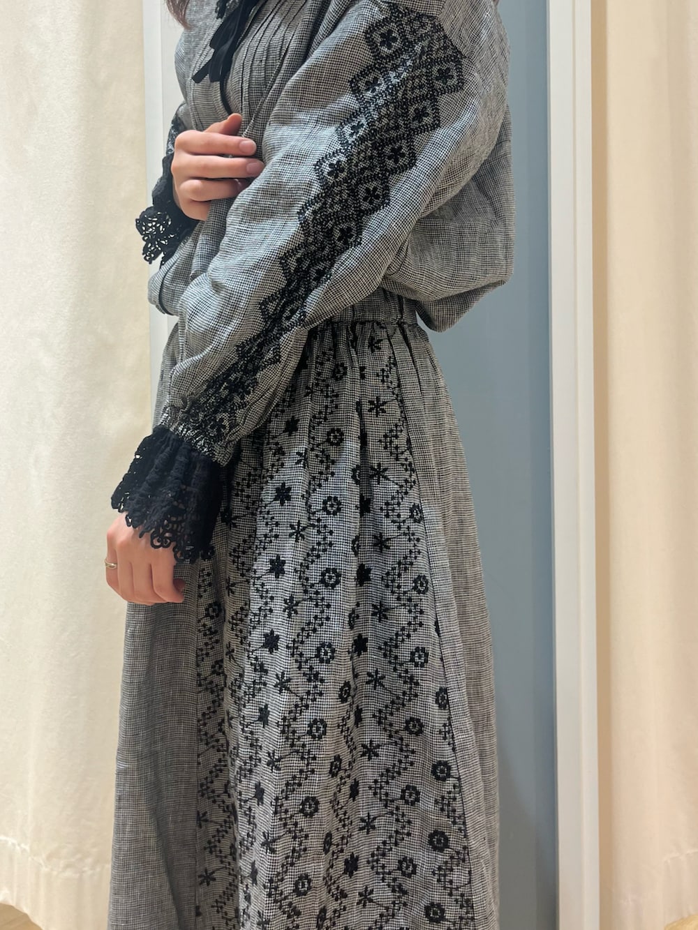 「Samansa Mos2、サマンサ モスモス(Samansa Mos2)、大人かわいい、大人ガーリー、kazumiコラボ、リネン、キルティング」｜「Samansa Mos2のワンストラップシューズ（ドレスシューズ、ブラック系）」を使った、さとうさん（レディース・159cm）の夏コーディネートの3枚目の写真