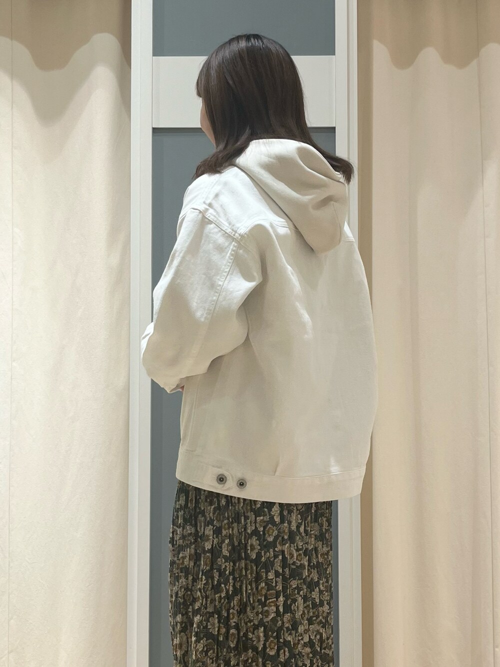 「samansamos2blue、デニムジャケット、デニム、春アウター、カジュアル、オトナカジュアル、ECODENIM」｜「Samansa Mos2 blueの裏起毛ロゴパーカー（パーカー、ホワイト系）」を使った、さとうさん（レディース・159cm）の冬コーディネートの2枚目の写真