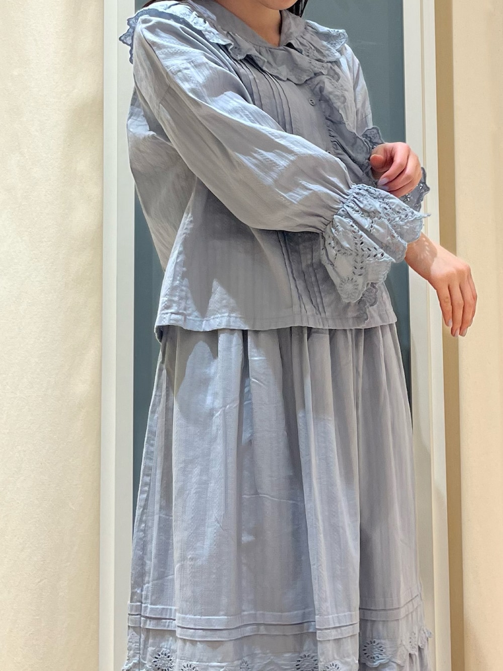 「SM2、サマンサ モスモス(Samansa Mos2)、Samansa Mos2、春カラー、#春コーデ、大人ガーリー、レース、ブラウス」｜「Samansa Mos2のラフィアリボンカチューシャ（ネックレス、ブラウン系）」を使った、さとうさん（レディース・159cm）の春コーディネートの2枚目の写真