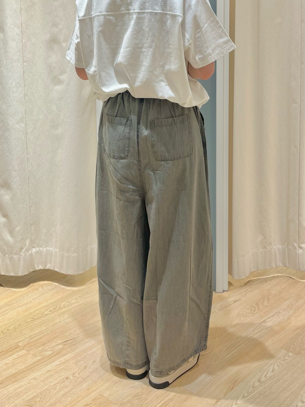 「サマンサ モスモス(Samansa Mos2)、Samansa Mos2、SM2、夏、Tシャツ、デニムパンツ、カジュアル、サンダル」｜「Samansa Mos2の太リボンカンカン帽（ハット、ブラック系）」を使った、さとうさん（レディース・159cm）の春コーディネートの3枚目の写真