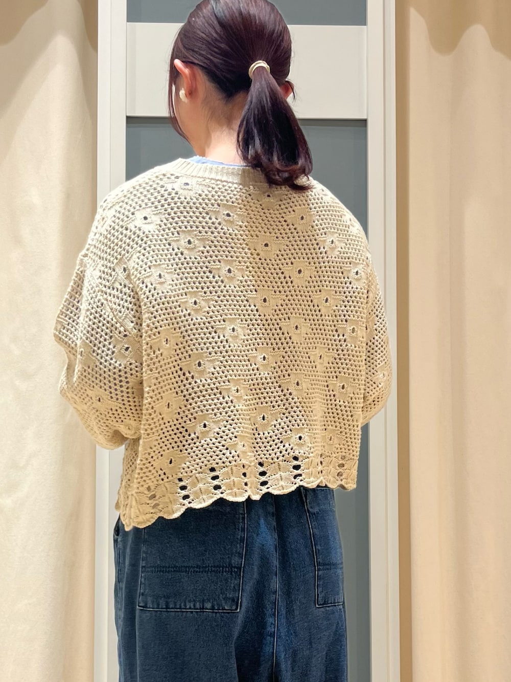 「Samansa Mos2、サマンサ モスモス(Samansa Mos2)、大人カジュアル、#春コーデ、休日コーデ、デニム、ootd、夏コーデ、カーディガン、ブラウス」｜「Samansa Mos2のイージーデニムパンツ（デニムパンツ、ブルー系）」を使った、さとうさん（レディース・159cm）の春コーディネートの3枚目の写真