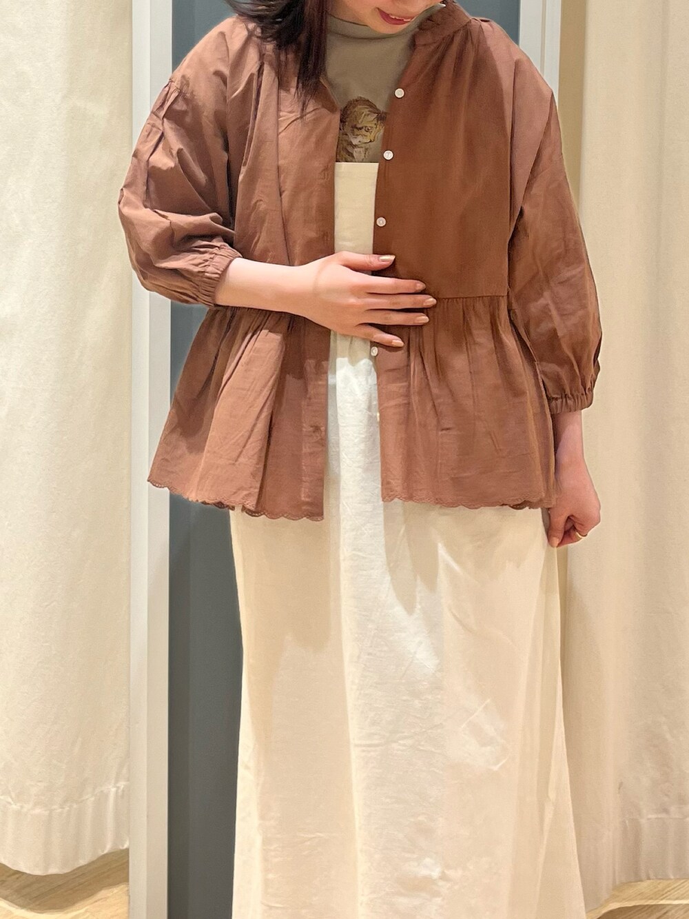 「Samansa Mos2、サマンサ モスモス(Samansa Mos2)、SM2、ワンピースコーデ、オトナカジュアル、低身長、キャミワンピース、サンダル」｜「Samansa Mos2のアンクルストラップクロスサンダル（サンダル、ブラウン系）」を使った、さとうさん（レディース・159cm）の春コーディネートの2枚目の写真
