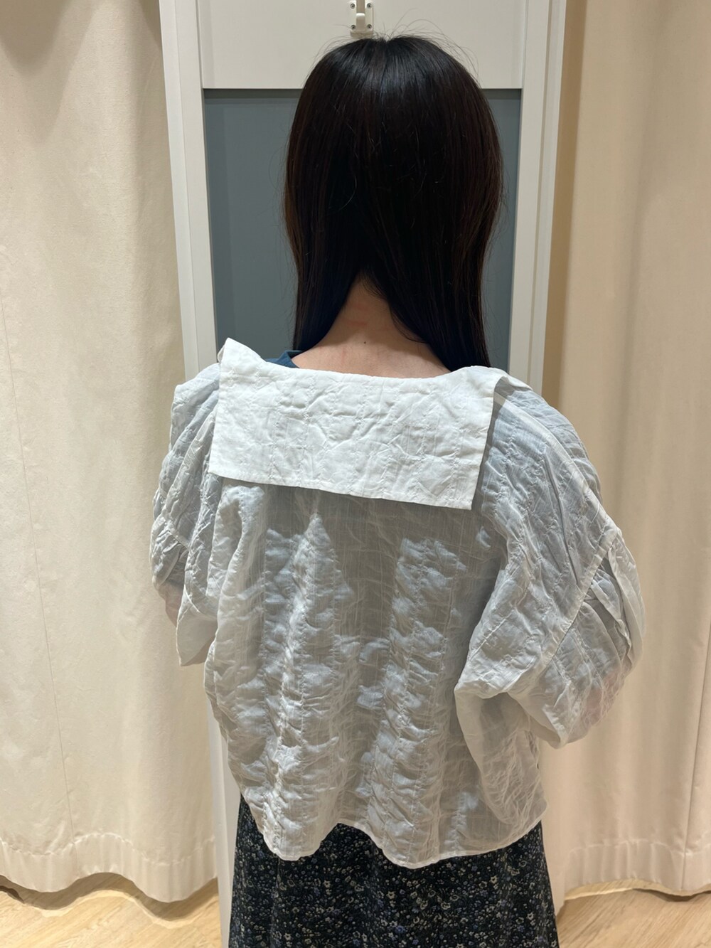 「Samansa Mos2、SM2、サマンサ モスモス(Samansa Mos2)、大人かわいい、スカート、ブラウス、大人ガーリー」|「Samansa Mos2のシアーセーラーブラウス(シャツ/ブラウス、ホワイト系)」を使った、さとうさん(レディース・159cm)の夏コーディネートの2枚目の写真
