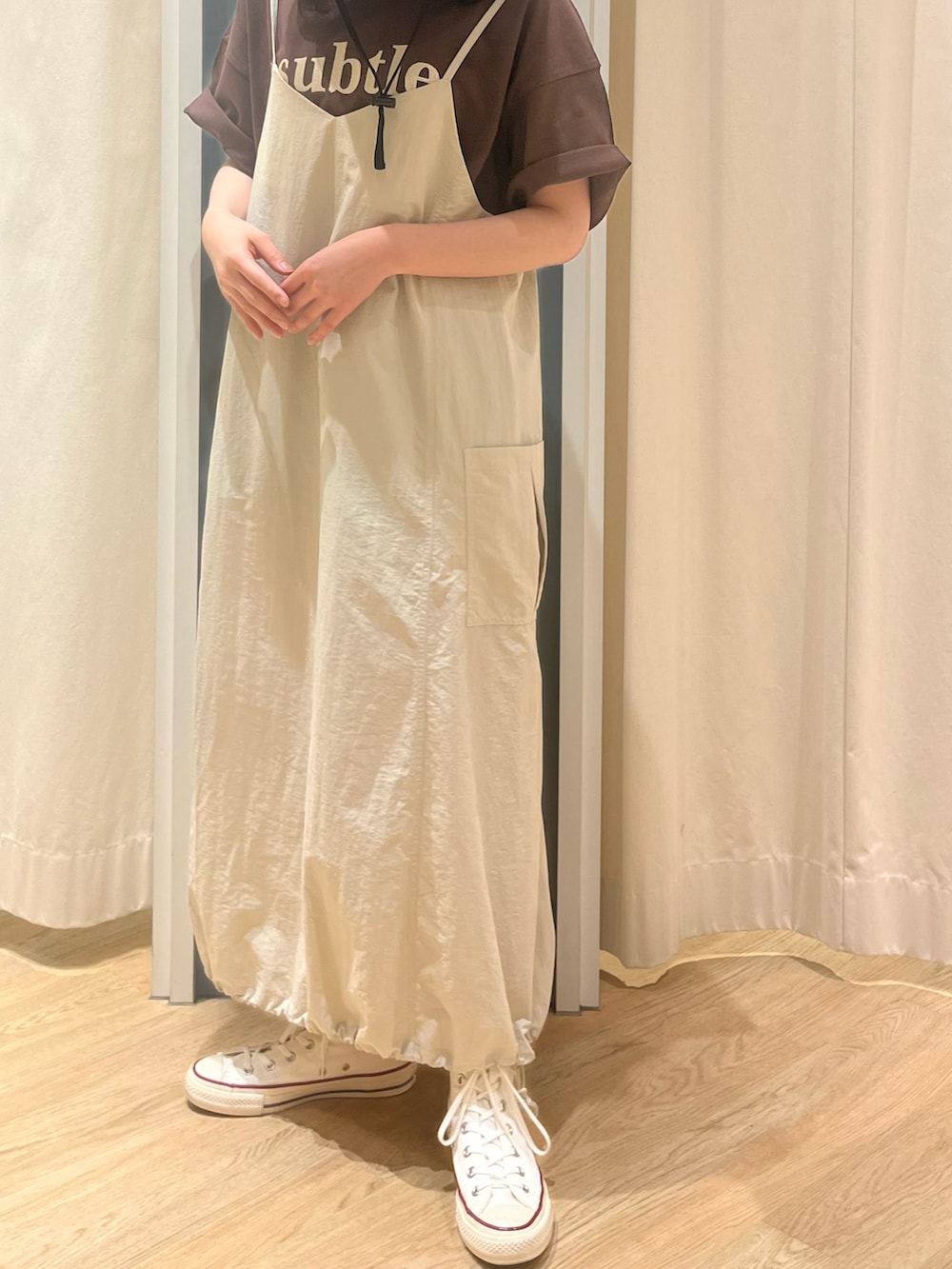「Samansa Mos2、SM2、サマンサ モスモス(Samansa Mos2)、シンプルコーデ、カジュアルコーデ、オトナカジュアル、キャミワンピ、春夏コーデ、お出かけコーデ」｜「Samansa Mos2のストラップ付プリーツハット（ハット、ホワイト系）」を使った、さとうさん（レディース・159cm）の春コーディネートの2枚目の写真