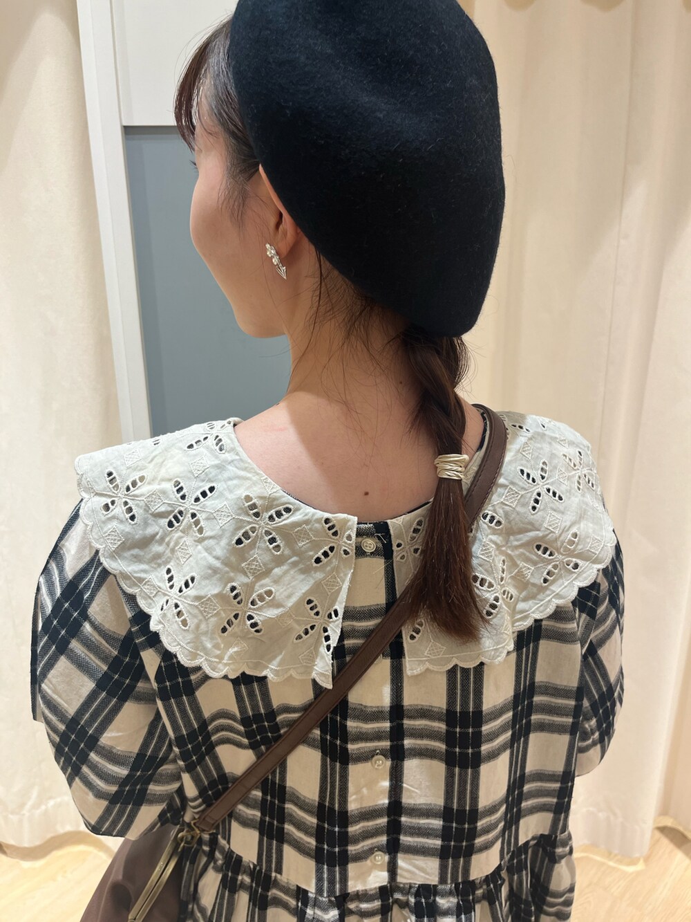 「秋コーデ、休日スタイル、大人女子、大人ガーリー、大人かわいい、Samansa Mos2、サマンサ モスモス(Samansa Mos2)、チェック、ワンピース」|「Samansa Mos2のガマグチショルダーバッグ(ハンドバッグ、ブラウン系)」を使った、さとうさん(レディース・159cm)の秋コーディネートの2枚目の写真