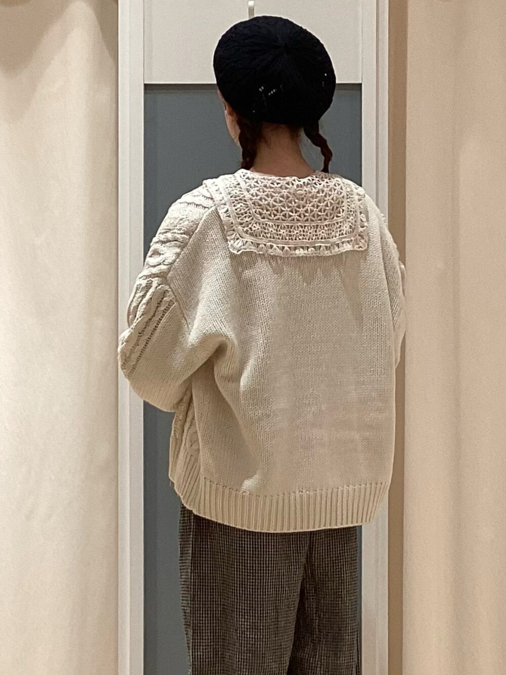 「Samansa Mos2、SM2、サマンサ モスモス(Samansa Mos2)、kazumiコラボ、春、休日コーデ、パンツスタイル、リネン、レース」｜「Samansa Mos2のアイテム（シャツ/ブラウス、ベージュ系）」を使った、さとうさん（レディース・159cm）の冬コーディネートの2枚目の写真