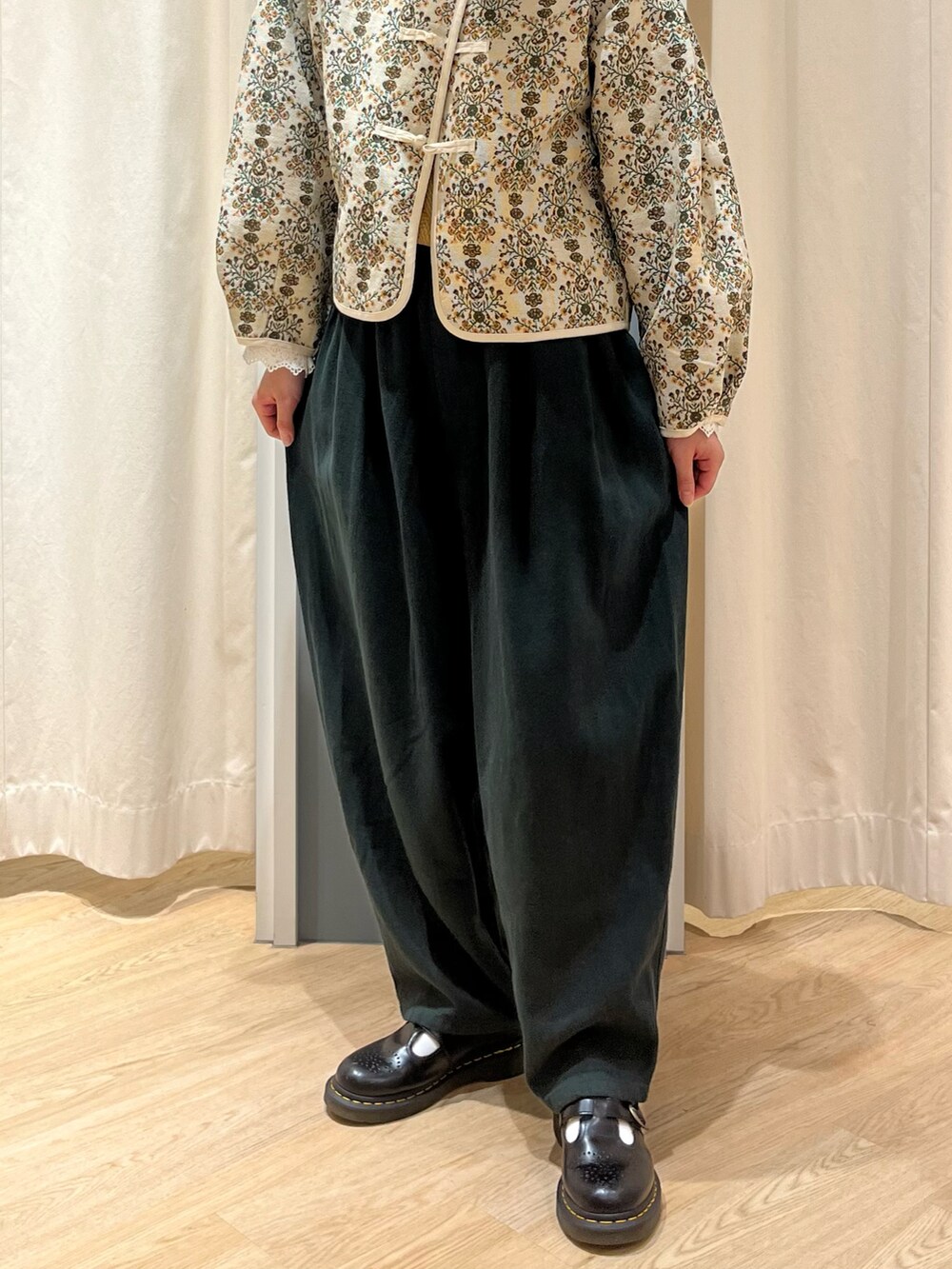 「秋コーデ、秋カラー、休日コーデ、大人ガーリー、Samansa Mos2」｜「Samansa Mos2のゴブラン織りジャケット（ノーカラージャケット、ベージュ系）」を使った、さとうさん（レディース・159cm）の秋コーディネートの2枚目の写真