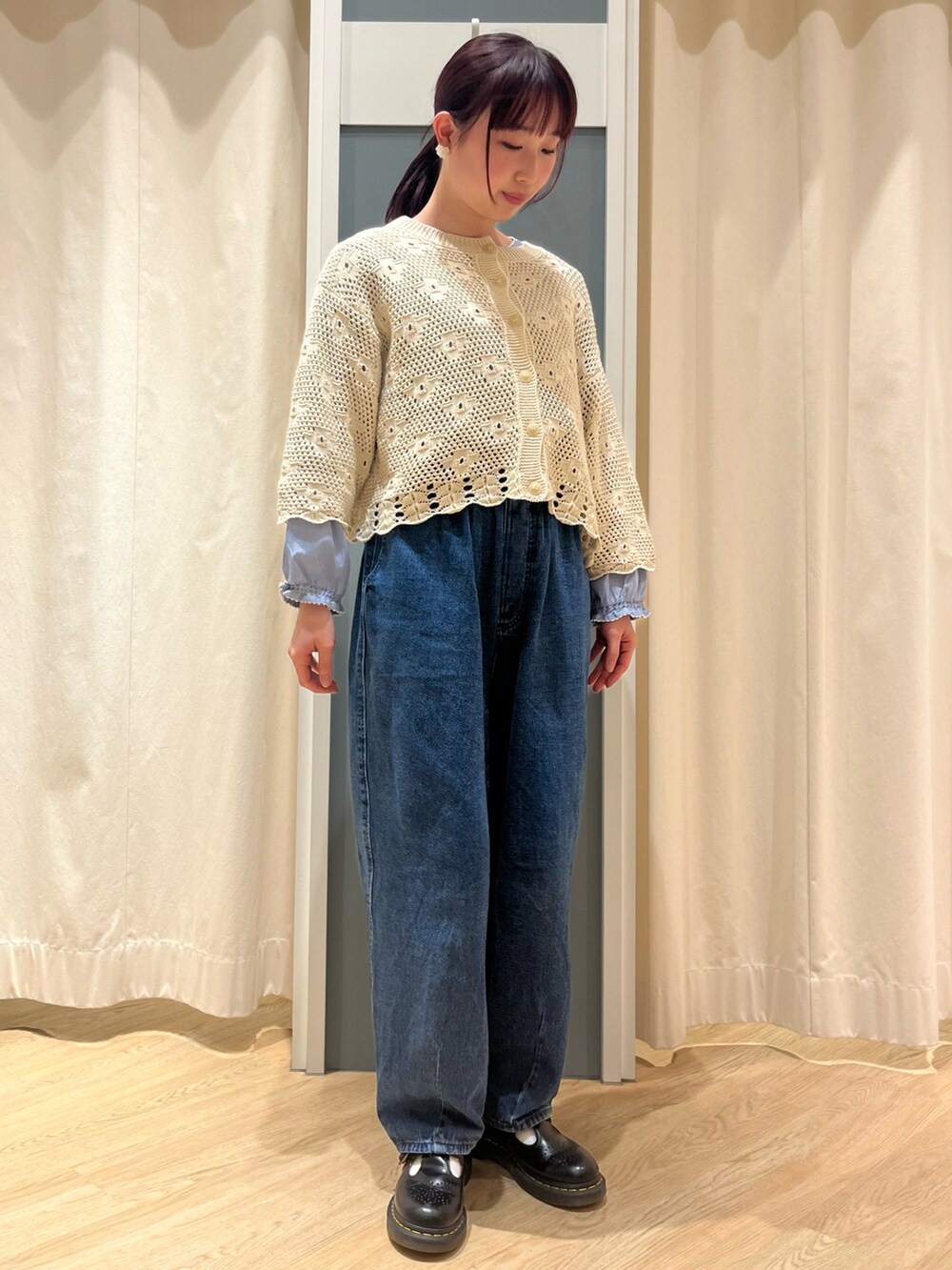 「Samansa Mos2、サマンサ モスモス(Samansa Mos2)、大人カジュアル、#春コーデ、休日コーデ、デニム、ootd、夏コーデ、カーディガン、ブラウス」｜「Samansa Mos2のイージーデニムパンツ（デニムパンツ、ブルー系）」を使った、さとうさん（レディース・159cm）の春コーディネートの2枚目の写真