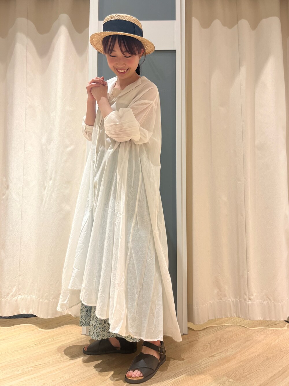 「Samansa Mos2、サマンサ モスモス(Samansa Mos2)、SM2、春夏コーデ、休日スタイル、大人かわいい、夏コーデ、リラックススタイル、ワンピース、ワンピースコーデ、サンダル、ラクチンコーデ」|「Samansa Mos2の太リボンカンカン帽(ハット、ブラック系)」を使った、さとうさん(レディース・159cm)の春コーディネートの2枚目の写真
