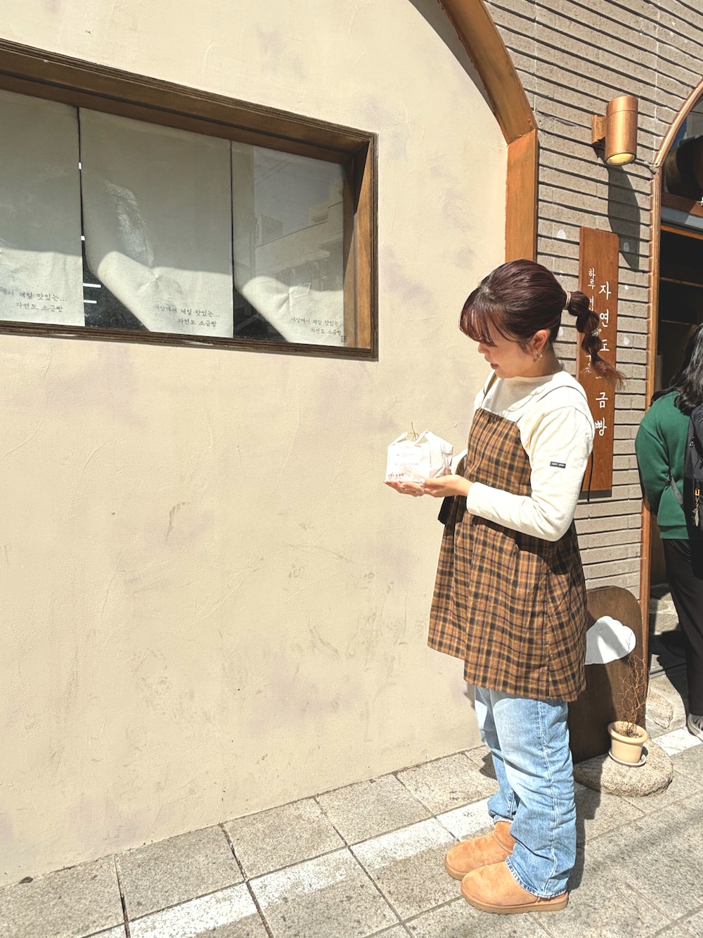 「カジュアルコーデ、ガーリー、韓国旅行、キャミワンピ、ootd」｜「Kastaneのチェックキャミビスチェ（キャミソール、ブラウン系）」を使った、mywooさん（レディース・166cm）の春コーディネートの2枚目の写真