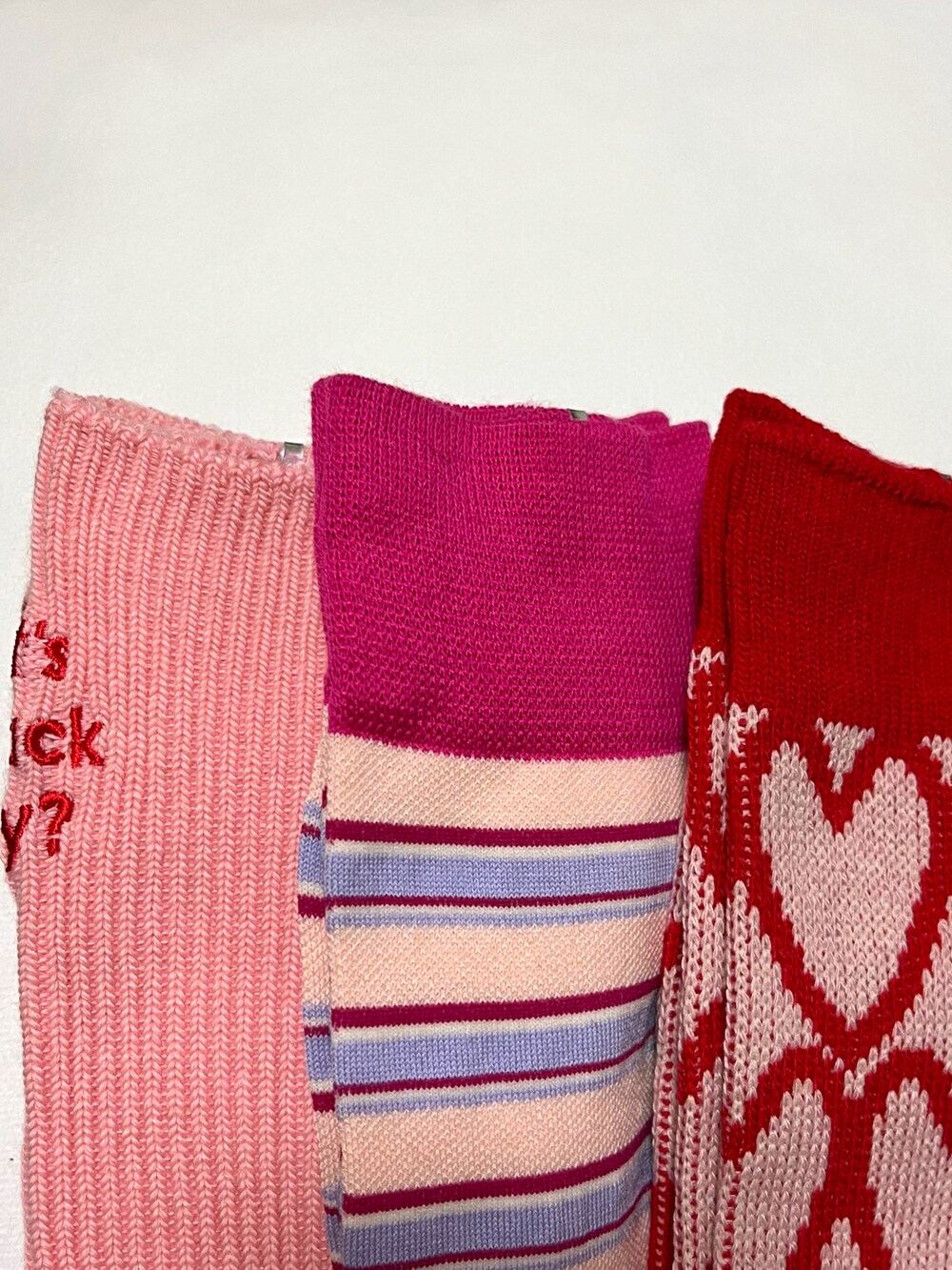 「ootd、pink、靴下屋、春コーデ」｜「nct dreamのアイテム（CD、ピンク系）」を使った、mywooさん（レディース・166cm）の春コーディネートの2枚目の写真