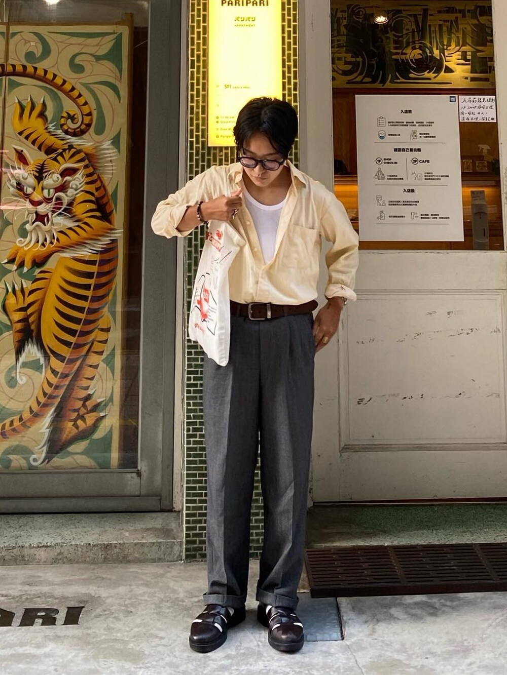 ホワイト系のタンクトップを着用したメンズの秋コーディネートの2枚目の写真