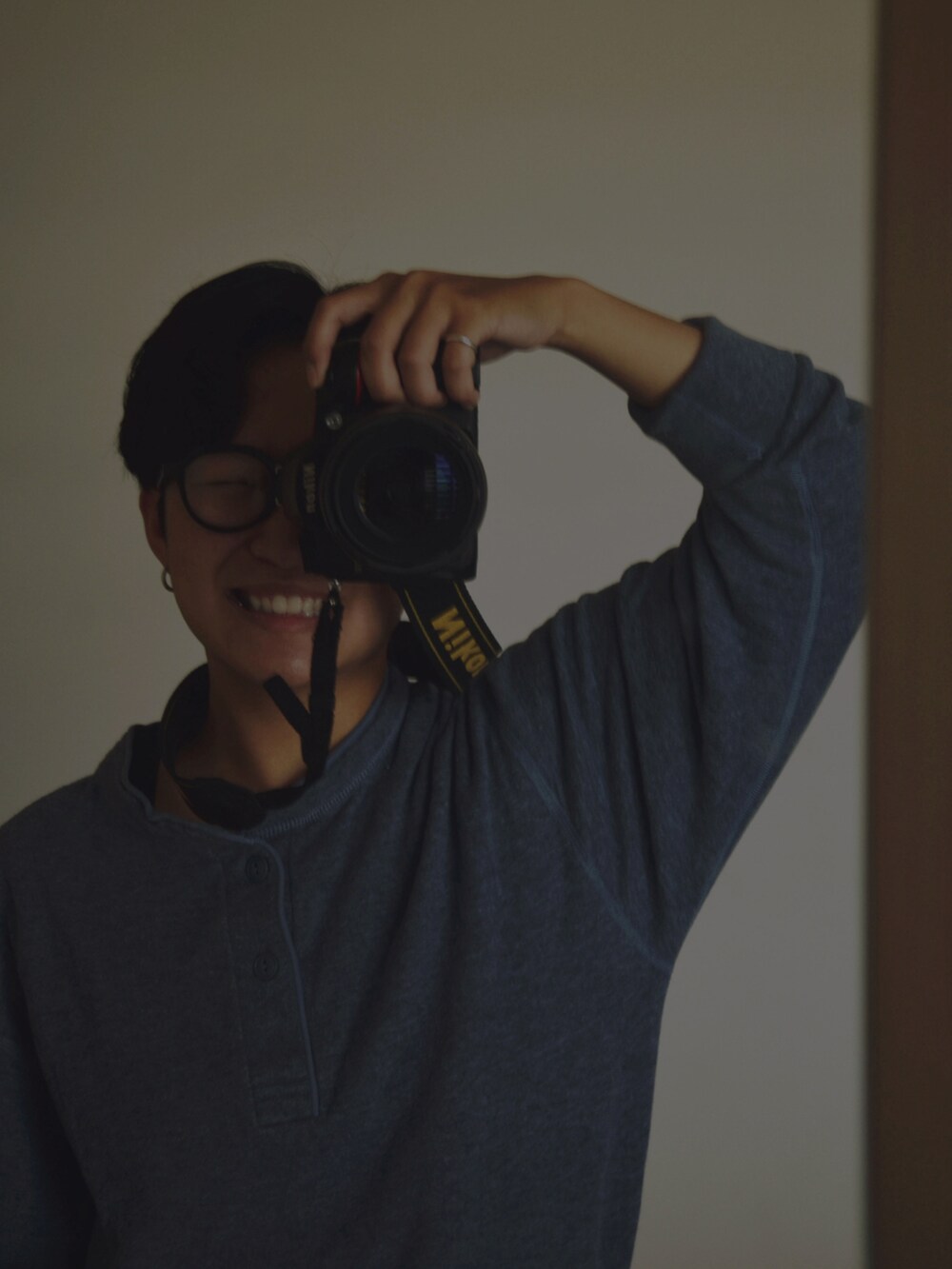 ブルー系のトップス、ブラック系のパンツ、ブラウン系のその他を着用したメンズの夏コーディネートの2枚目の写真