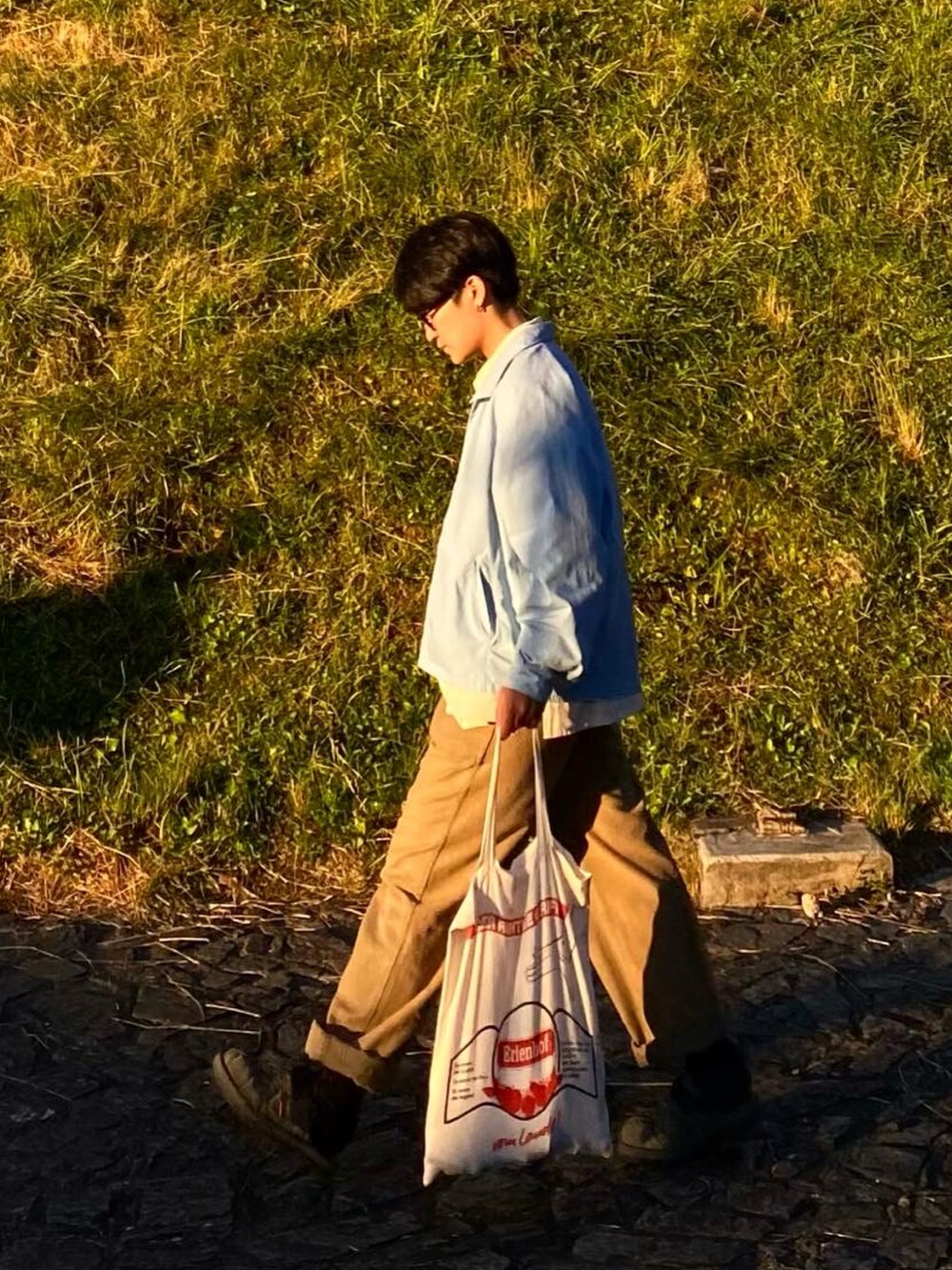 グリーン系のTシャツ/カットソー、ブルー系のジャケット/アウター、グリーン系のサンダルを着用したメンズの秋コーディネートの4枚目の写真