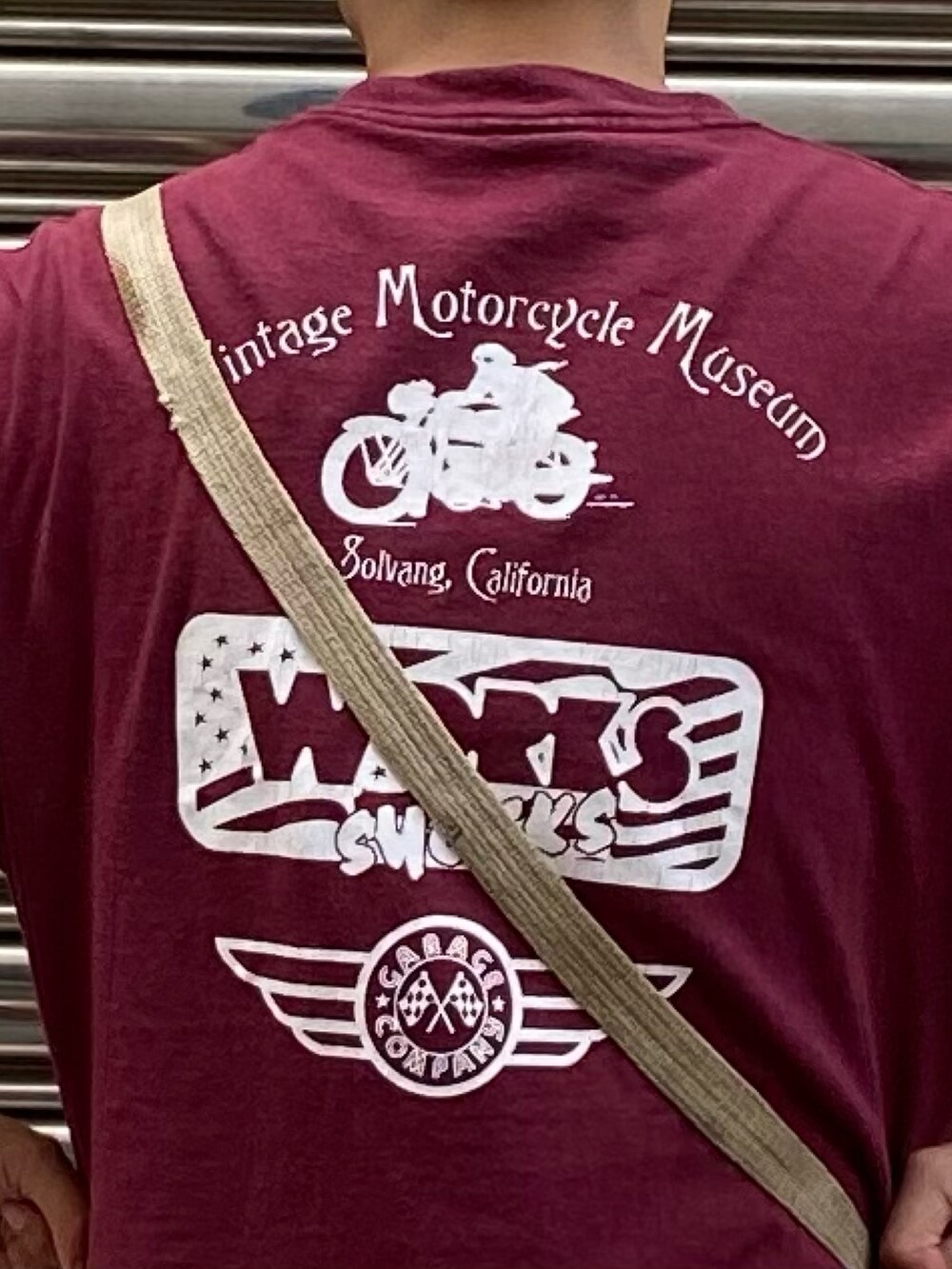 レッド系のTシャツ/カットソー、ホワイト系のパンツ、ブラウン系のサンダルを着用したメンズの秋コーディネートの4枚目の写真