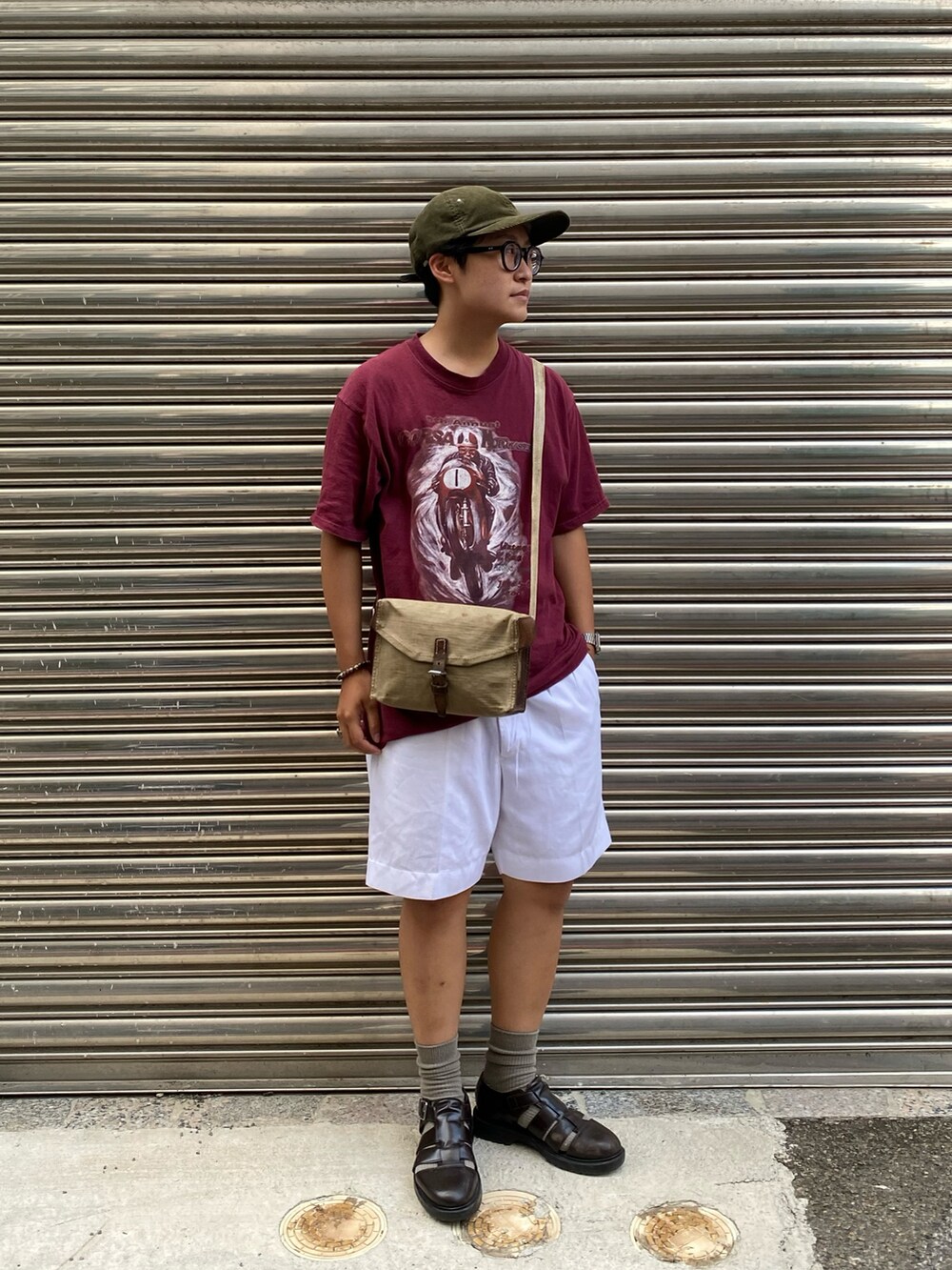 レッド系のTシャツ/カットソー、ホワイト系のパンツ、ブラウン系のサンダルを着用したメンズの秋コーディネートの2枚目の写真