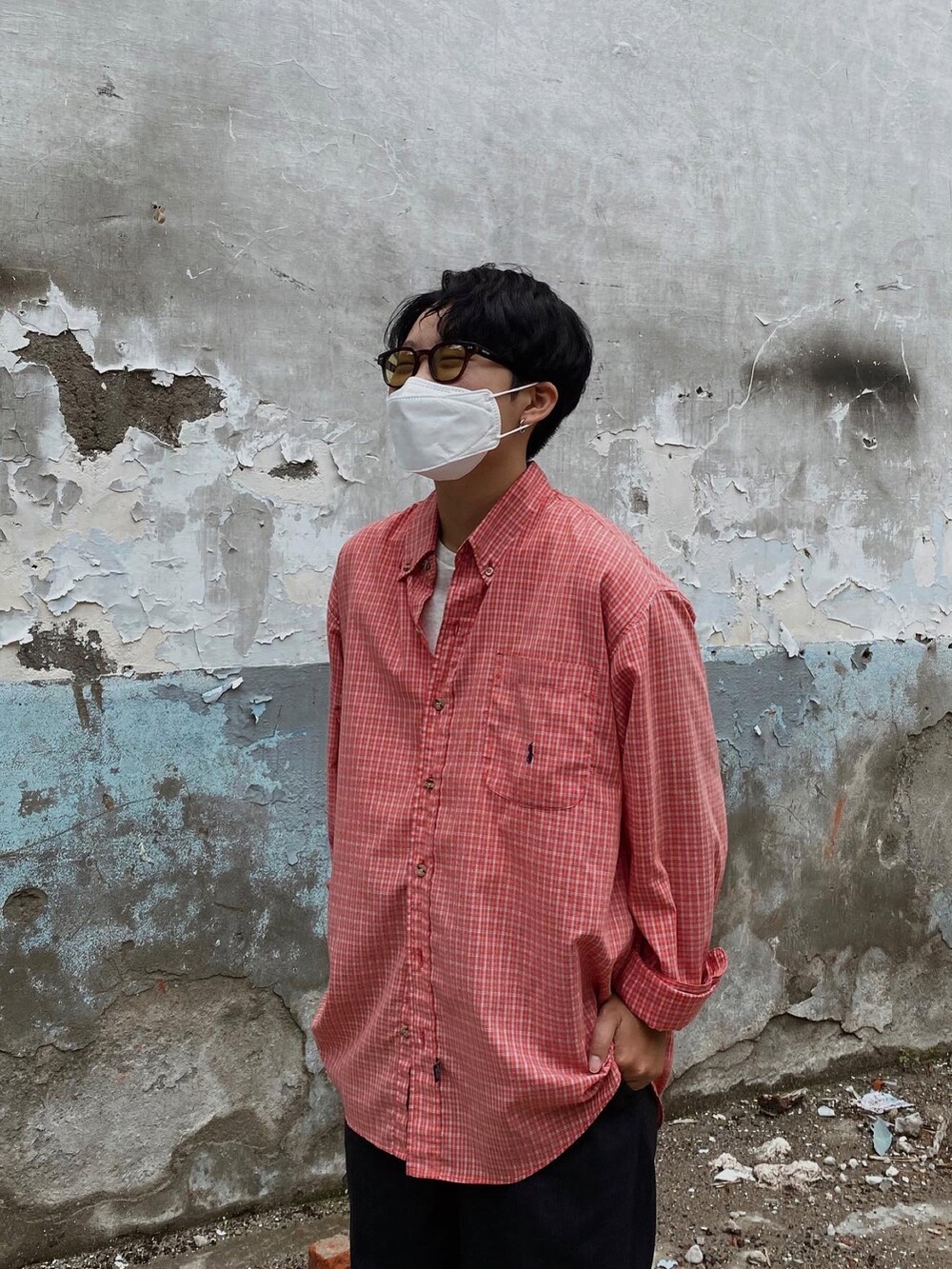レッド系のシャツ/ブラウス、ホワイト系のTシャツ/カットソー、ブラック系のシューズを着用したメンズの夏コーディネートの2枚目の写真