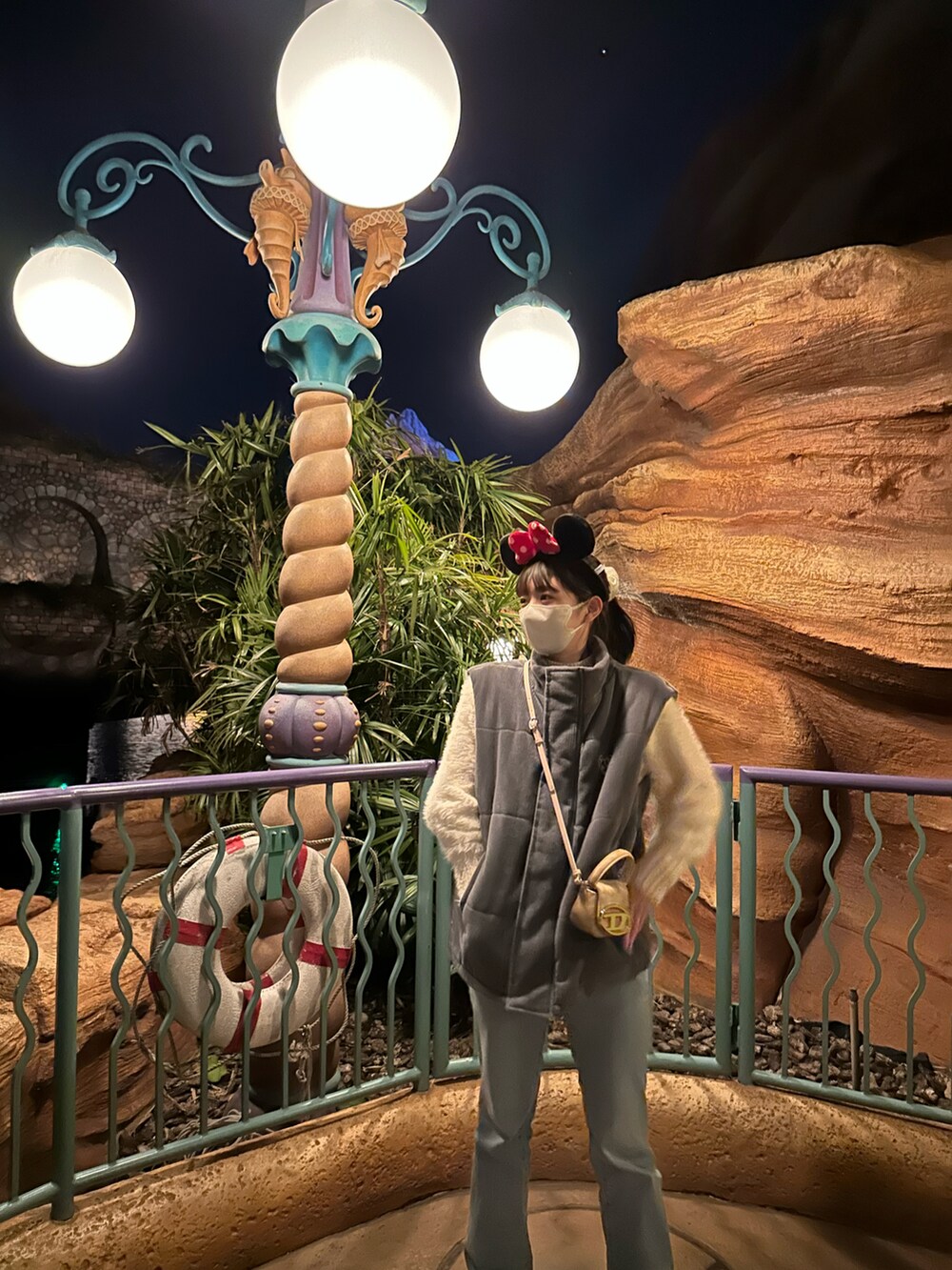 「disney sea、DIESEL、GU、アズールバイマウジー(AZUL by moussy)、hotterthanhell」｜「GUのアイテム（デニムパンツ、ブルー系）」を使った、🐥さん（レディース・156cm）の冬コーディネートの2枚目の写真