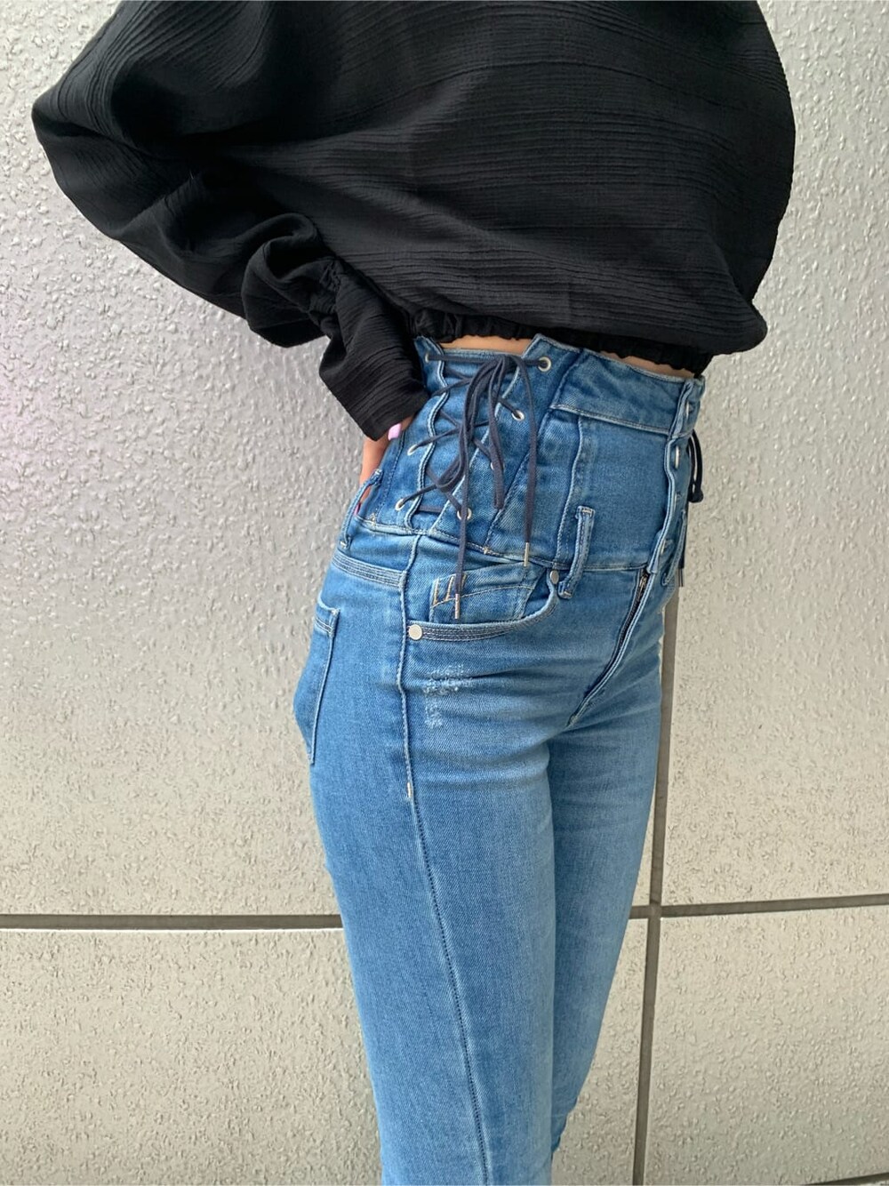 ブラック系のシャツ/ブラウス、ブルー系のデニムパンツを着用したレディースの冬コーディネートの2枚目の写真