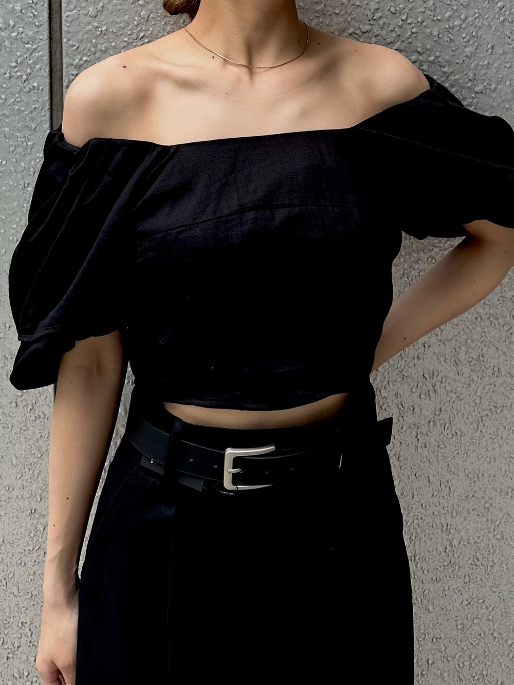 ブラック系のその他パンツ、ブラック系のサンダル、ブラック系のシャツ/ブラウスを着用したレディースの春コーディネートの5枚目の写真