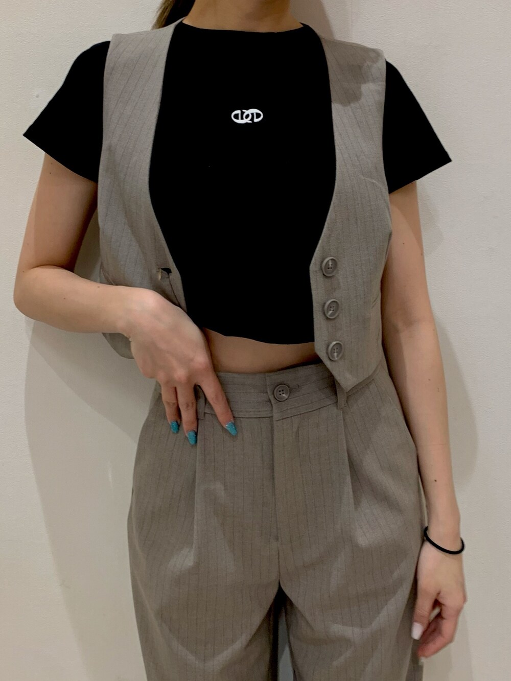 ブラック系のTシャツ/カットソー、その他のベスト、その他のその他パンツを着用したレディースの春コーディネートの2枚目の写真