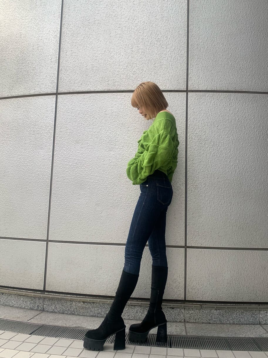 ブルー系のデニムパンツ、イエロー系のニット/セーターを着用したレディースの冬コーディネートの3枚目の写真