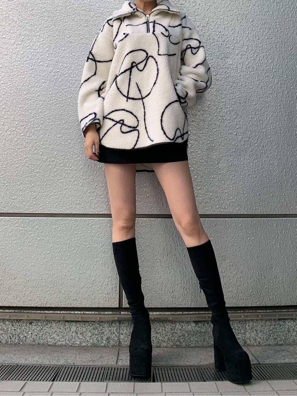 ブラック系のブーツ、ブラック系のスカート、その他のTシャツ/カットソーを着用したレディースの秋コーディネートの5枚目の写真