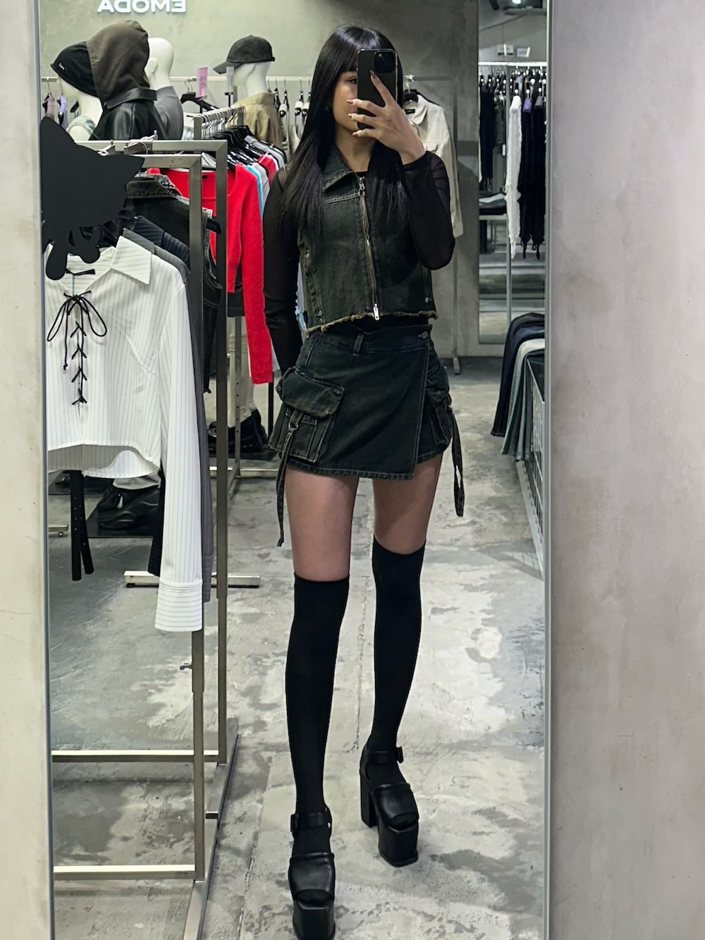 ブルー系のベスト、ブルー系のその他パンツ、ブラック系のTシャツ/カットソーを着用したレディースの春コーディネートの2枚目の写真