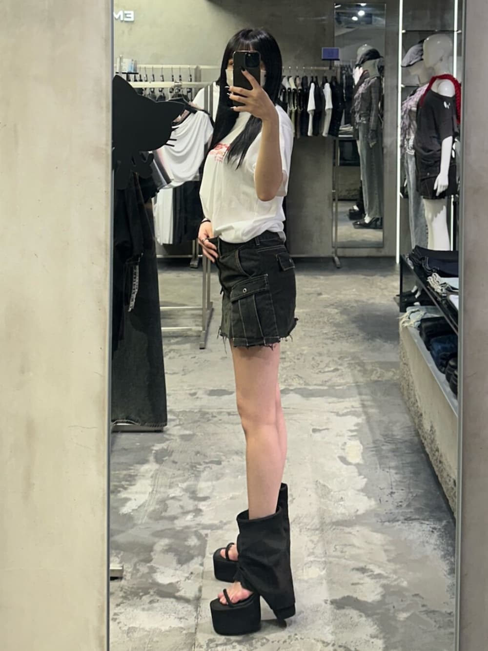 ホワイト系のTシャツ/カットソー、ブラック系のスカート、ブラック系のサンダルを着用したレディースの夏コーディネートの2枚目の写真