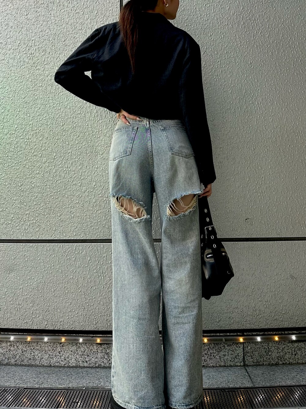 ホワイト系のTシャツ/カットソー、グレー系のテーラードジャケット、ブルー系のデニムパンツを着用したレディースの秋コーディネートの2枚目の写真