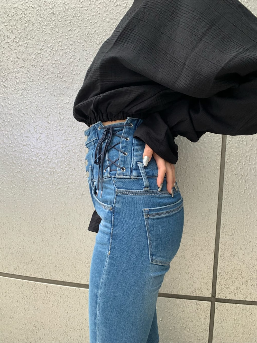 ブラック系のシャツ/ブラウス、ブルー系のデニムパンツを着用したレディースの冬コーディネートの4枚目の写真