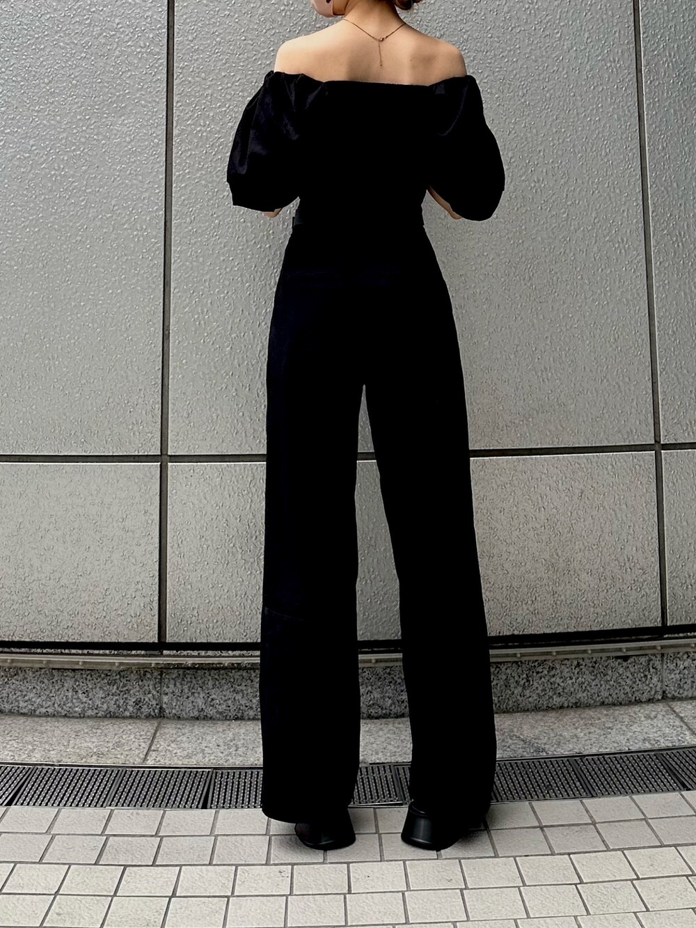 ブラック系のその他パンツ、ブラック系のサンダル、ブラック系のシャツ/ブラウスを着用したレディースの春コーディネートの3枚目の写真