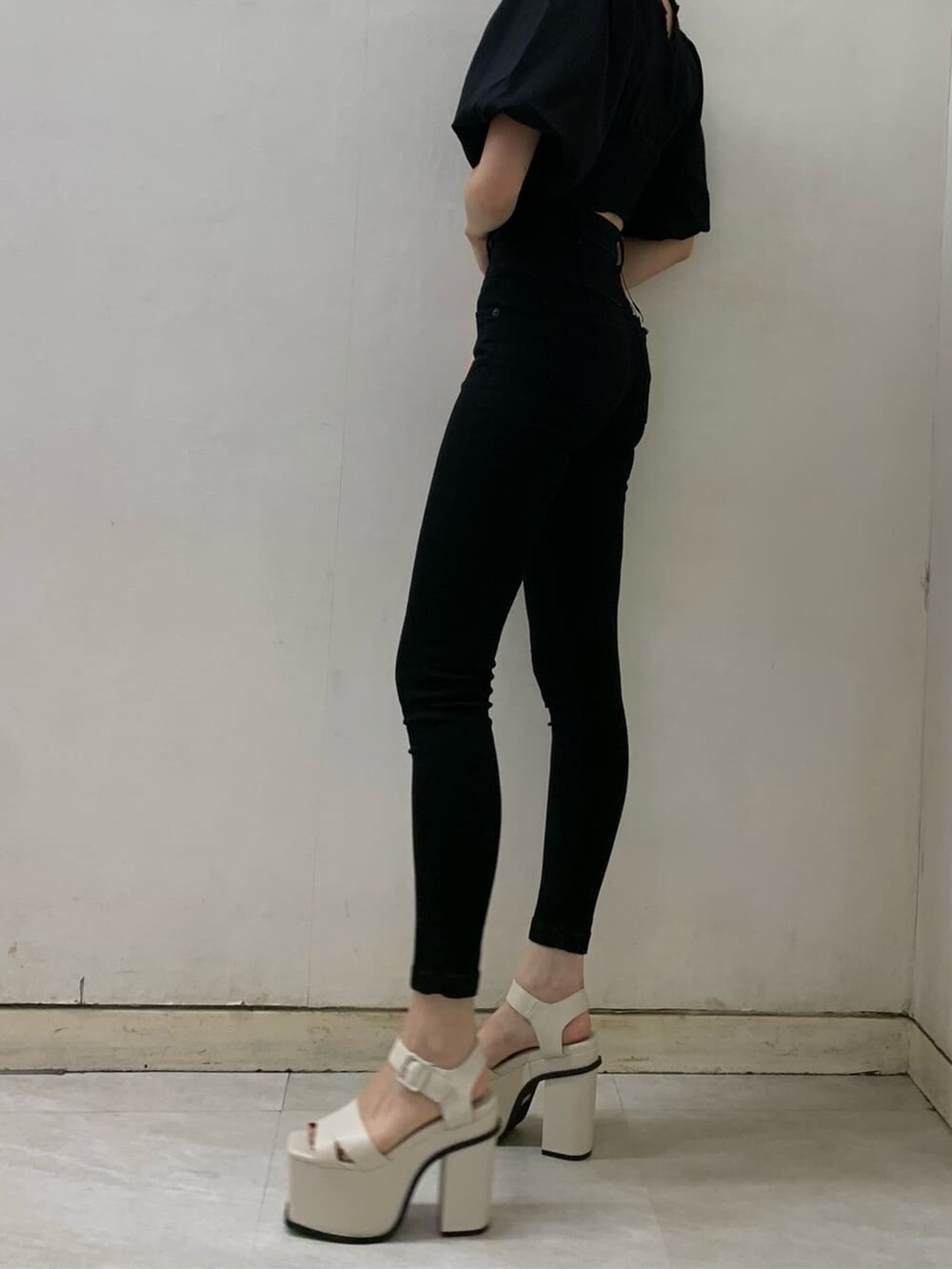 ブラック系のデニムパンツ、ブラック系のシャツ/ブラウスを着用したレディースの夏コーディネートの2枚目の写真