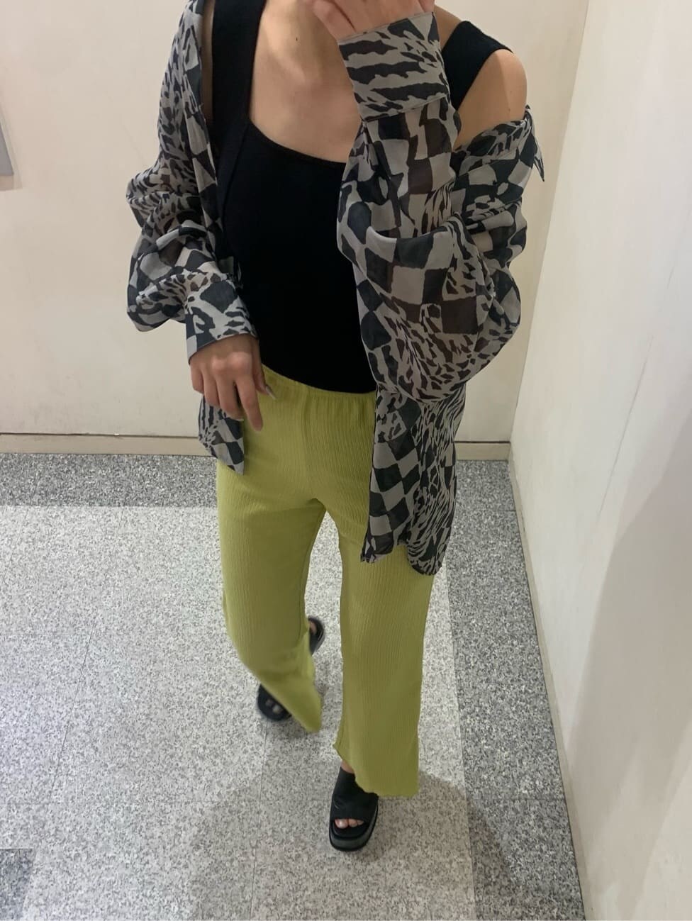 ブラック系のタンクトップ、その他のシャツ/ブラウス、イエロー系のその他パンツを着用したレディースの春コーディネートの3枚目の写真