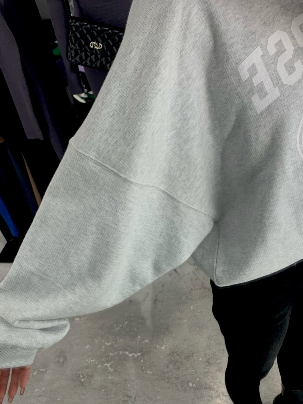 グレー系のTシャツ/カットソーを着用したレディースの冬コーディネートの2枚目の写真