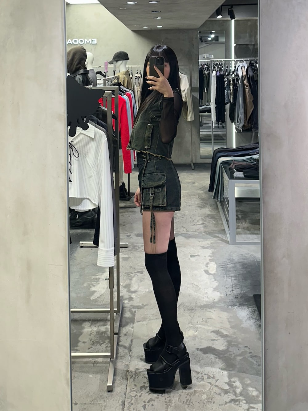 ブルー系のベスト、ブルー系のその他パンツ、ブラック系のTシャツ/カットソーを着用したレディースの春コーディネートの3枚目の写真