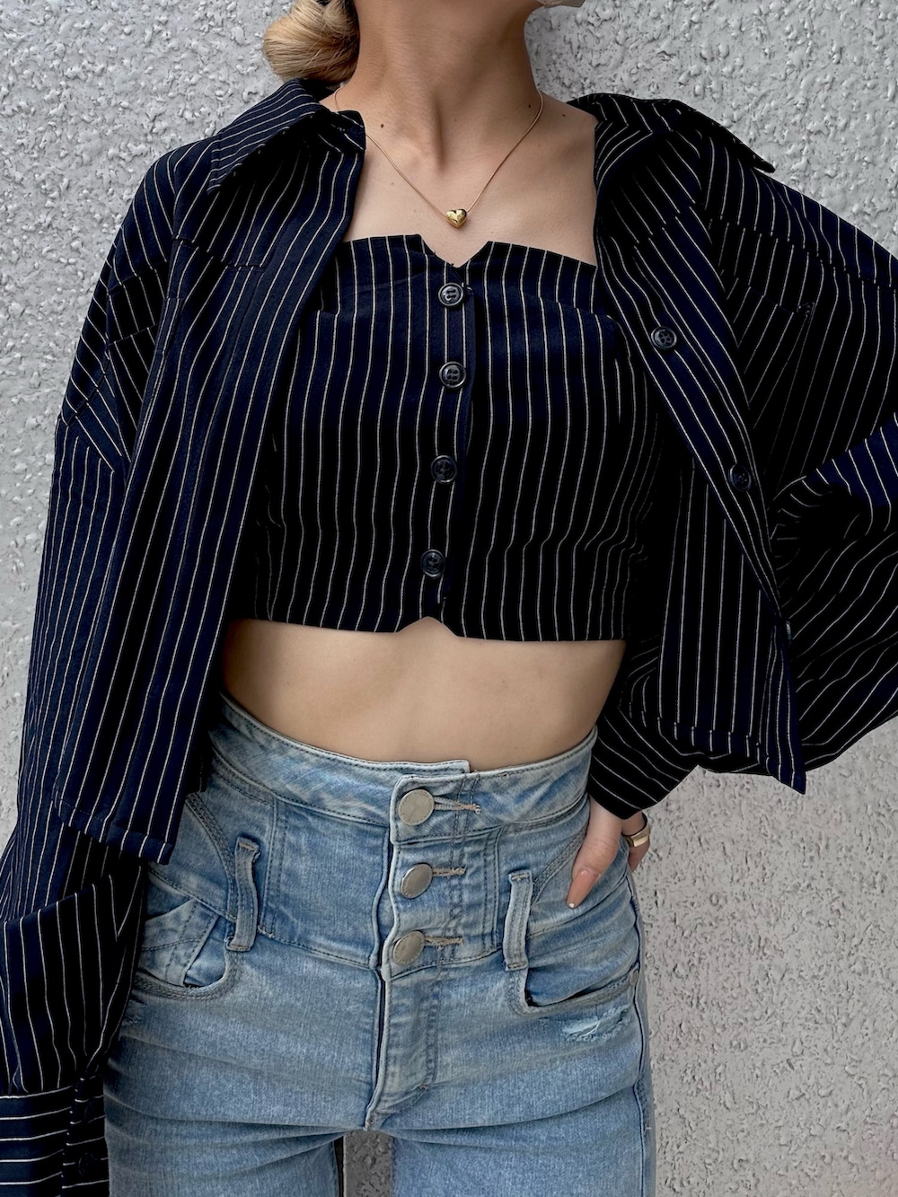 ブルー系のデニムパンツ、その他のシャツ/ブラウスを着用したレディースの夏コーディネートの2枚目の写真