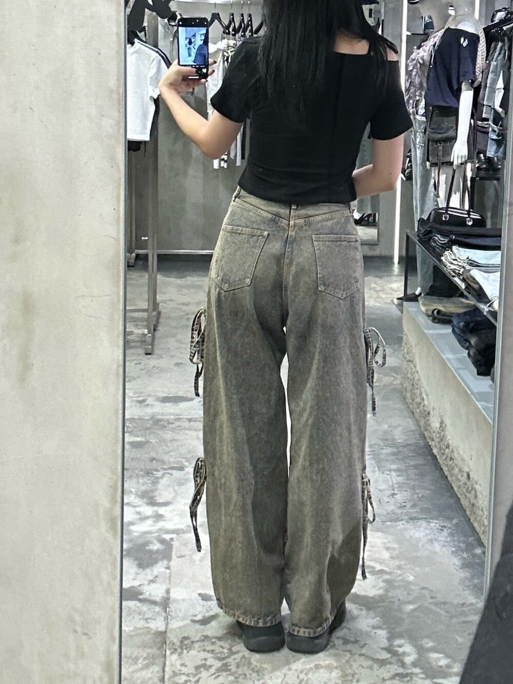 ブラック系のTシャツ/カットソー、ブルー系のデニムパンツを着用したレディースの春コーディネートの3枚目の写真