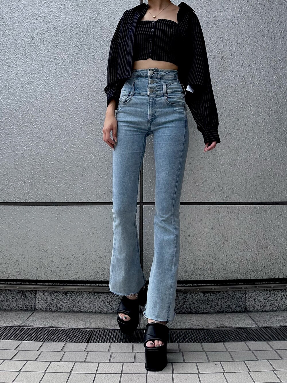 ブルー系のデニムパンツ、その他のシャツ/ブラウスを着用したレディースの夏コーディネートの4枚目の写真