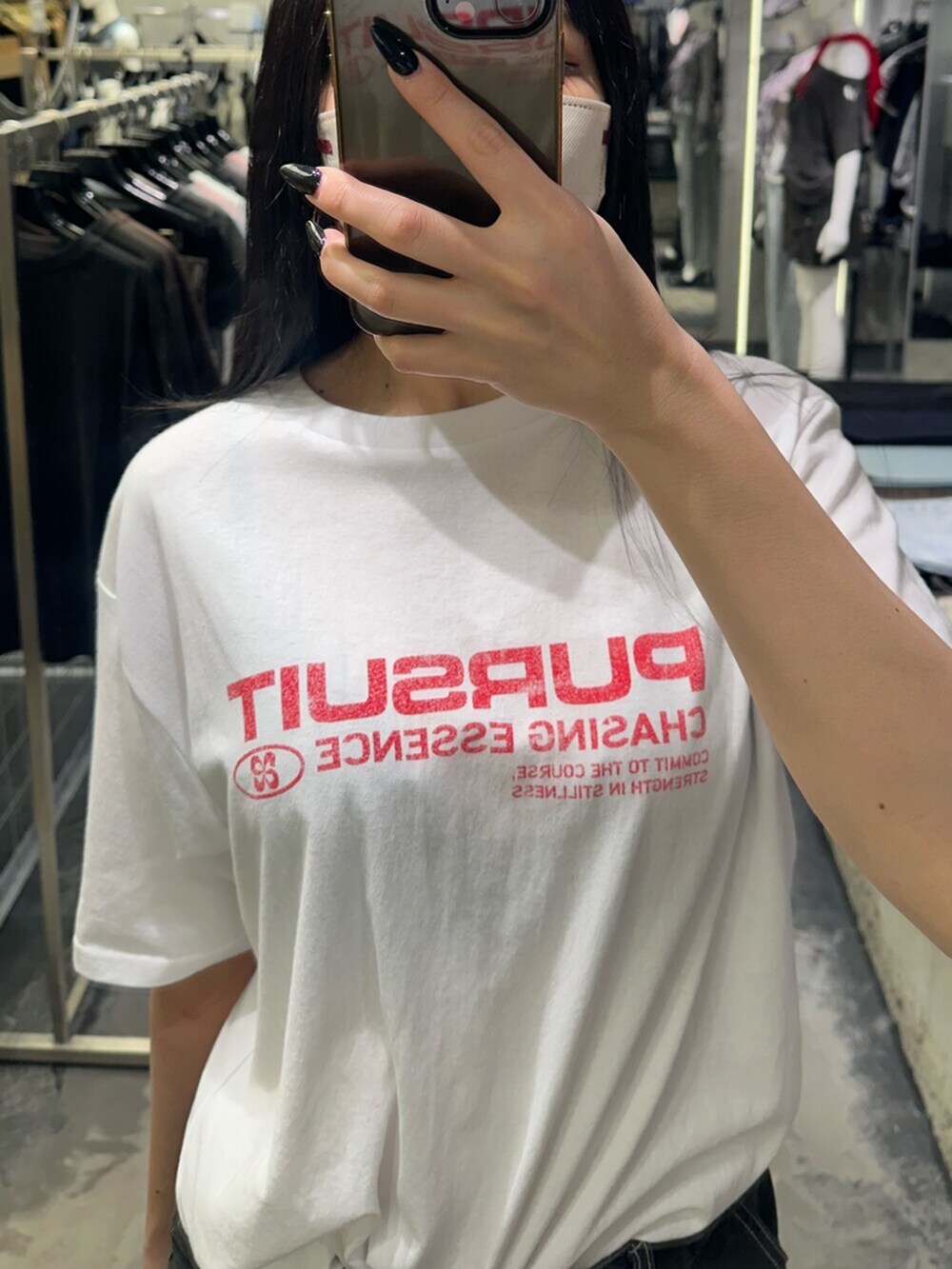 ホワイト系のTシャツ/カットソー、ブラック系のスカート、ブラック系のサンダルを着用したレディースの夏コーディネートの4枚目の写真