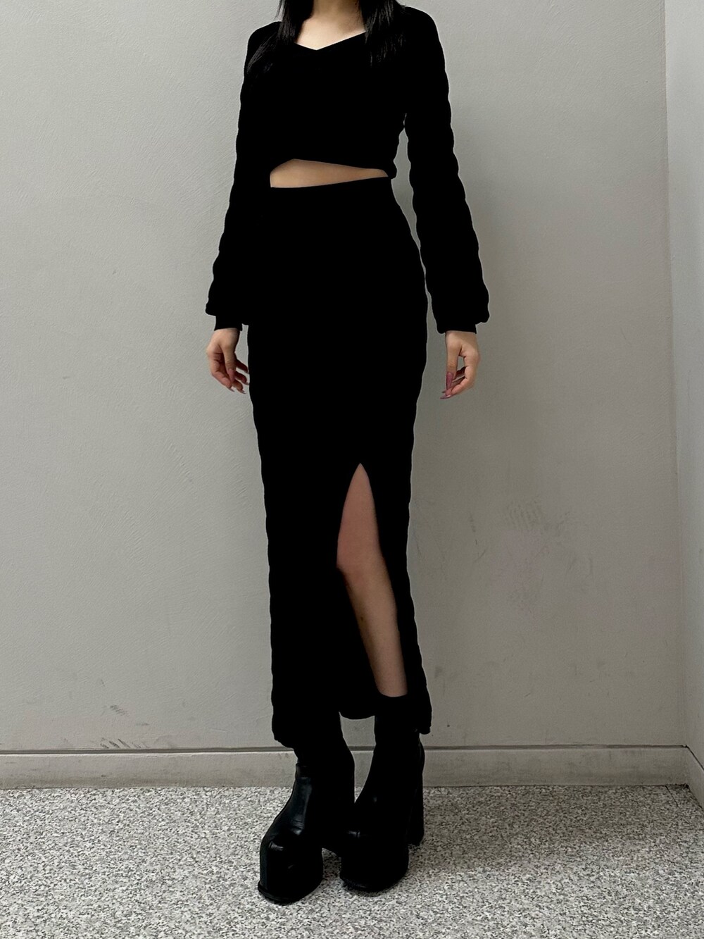 ブラック系のニット/セーター、ブラック系のスカートを着用したレディースの冬コーディネートの2枚目の写真